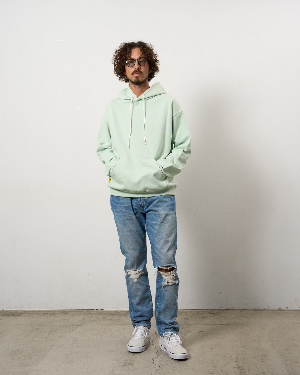 ヘビーウエイト裏毛パイル メタルスタッズウェービーロゴ プルパーカー