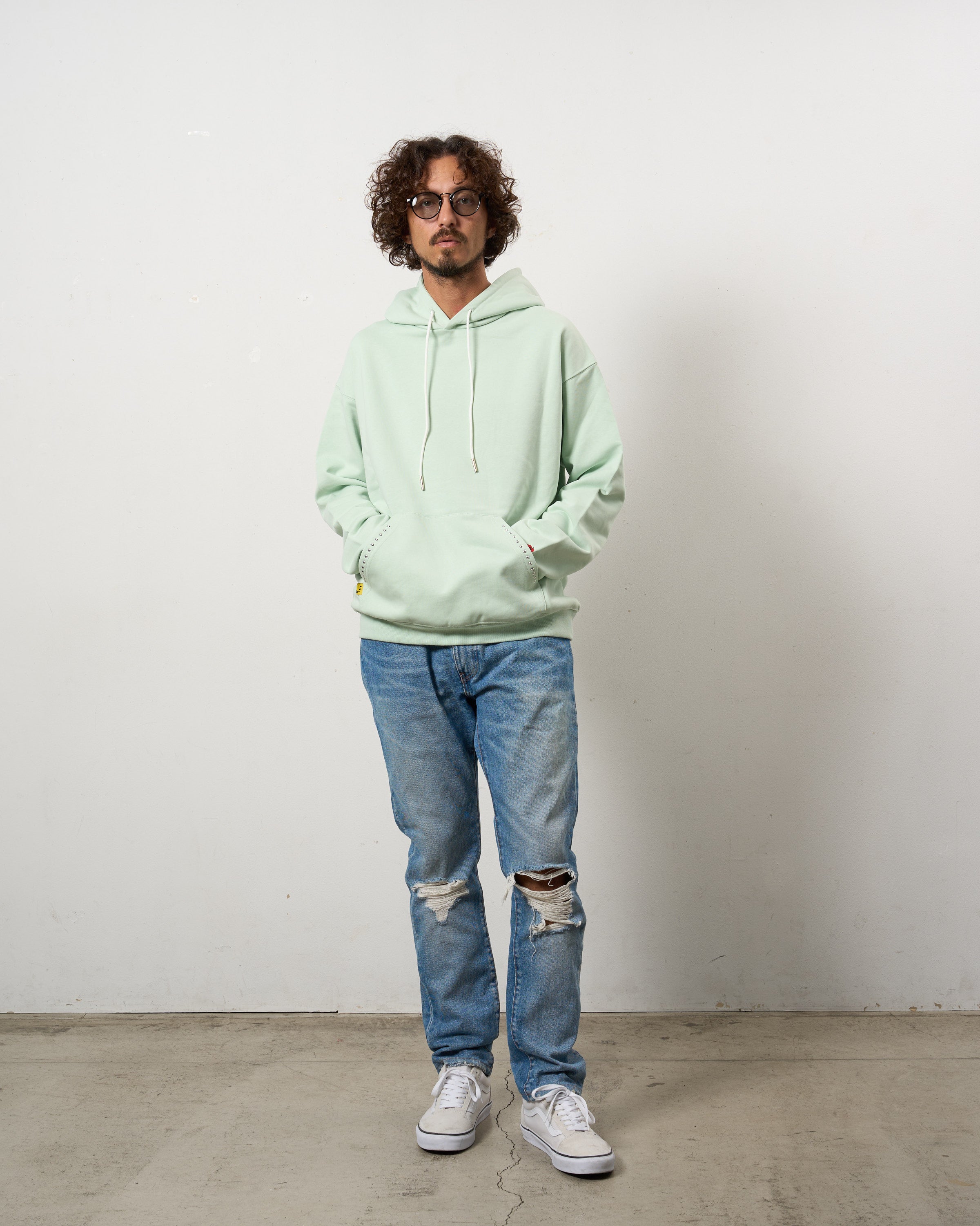 ヘビーウエイト裏毛パイル メタルスタッズウェービーロゴ プルパーカー