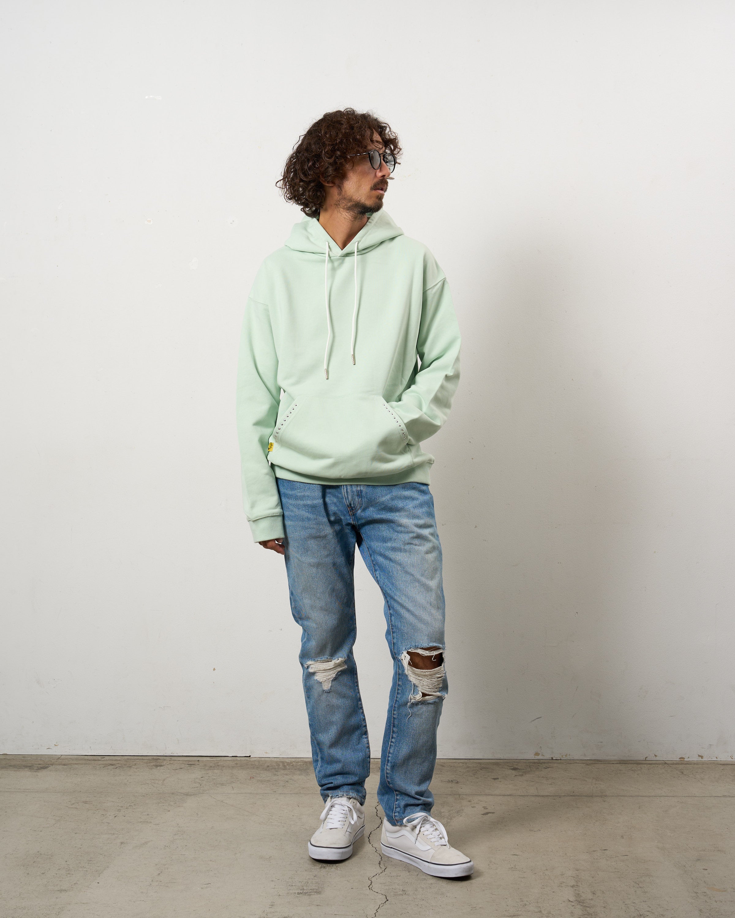 ヘビーウエイト裏毛パイル メタルスタッズウェービーロゴ プルパーカー