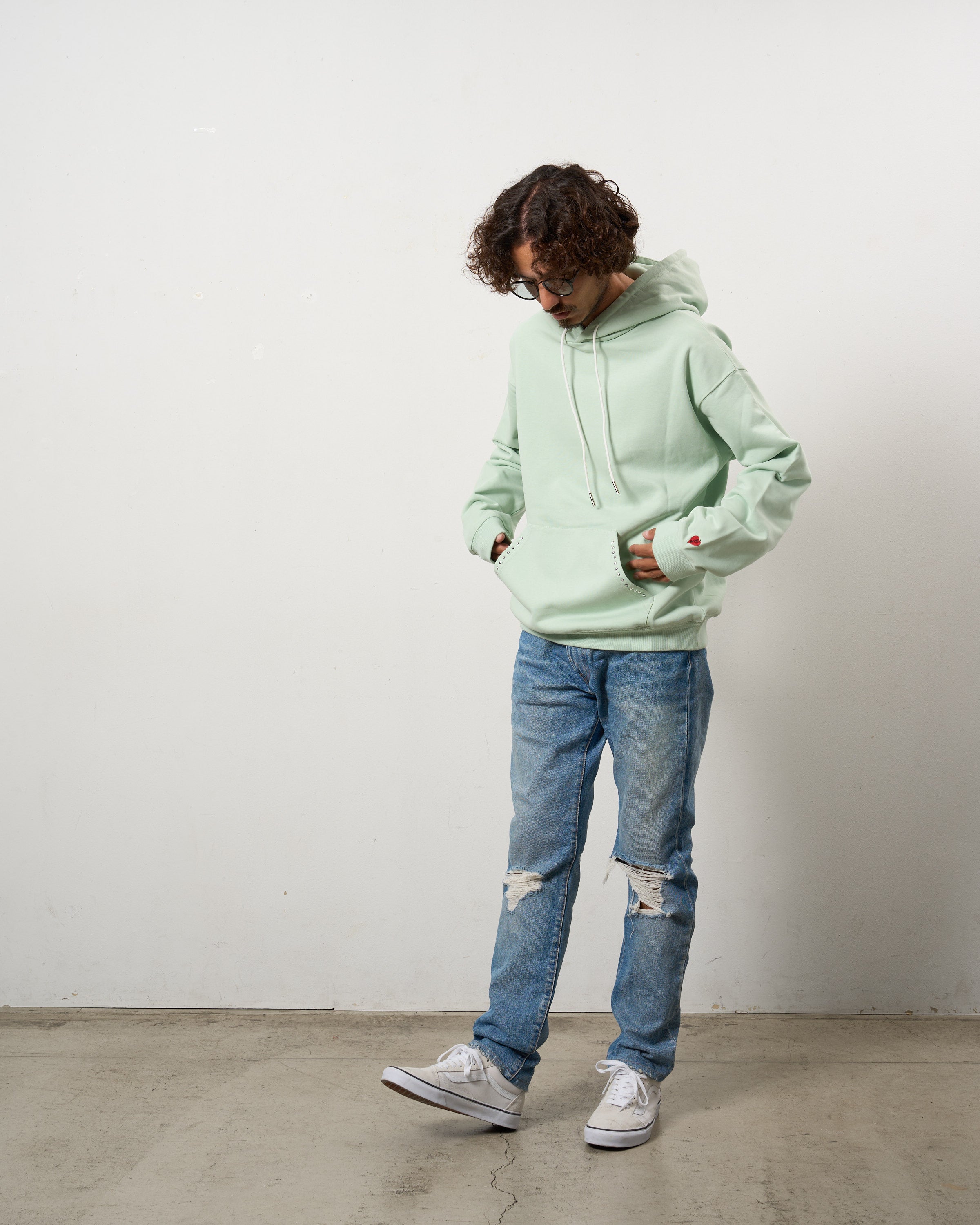 ヘビーウエイト裏毛パイル メタルスタッズウェービーロゴ プルパーカー