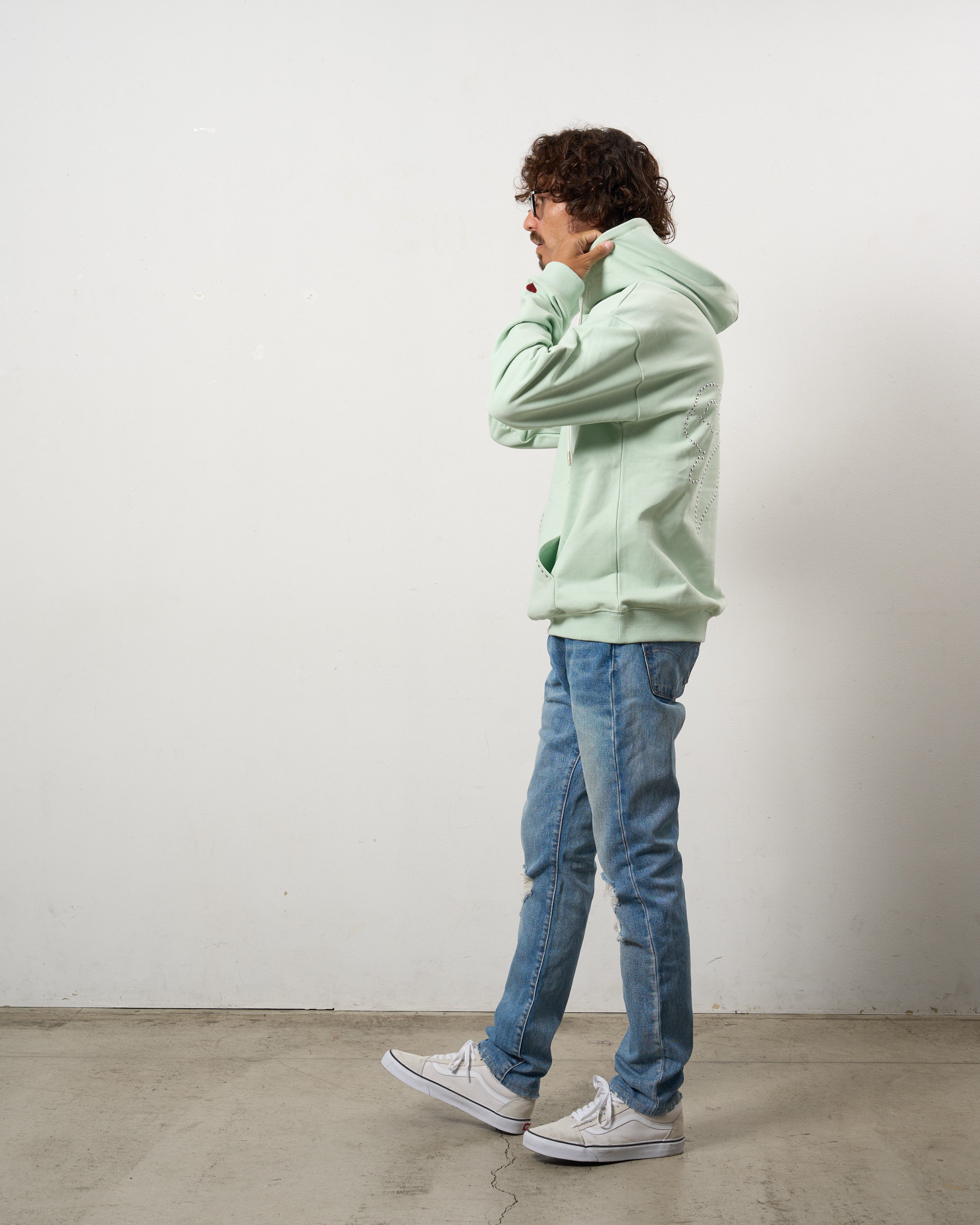 ヘビーウエイト裏毛パイル メタルスタッズウェービーロゴ プルパーカー