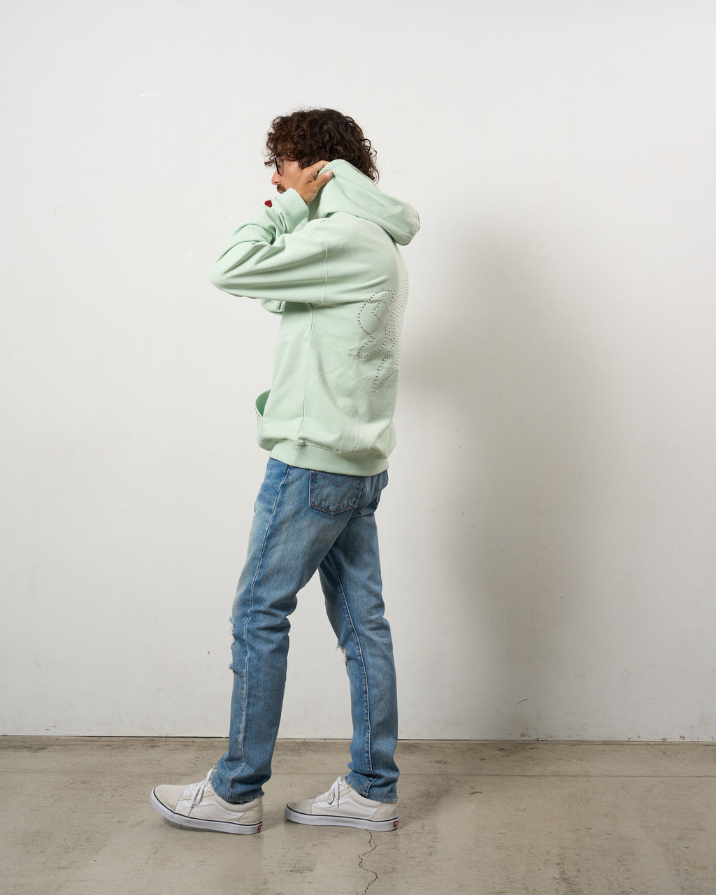 ヘビーウエイト裏毛パイル メタルスタッズウェービーロゴ プルパーカー