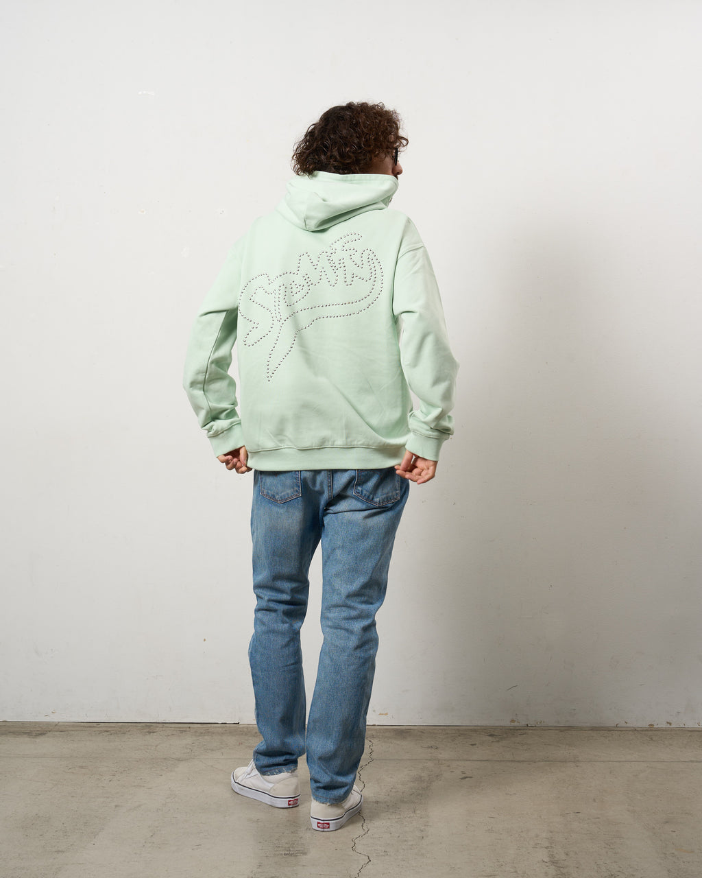 ヘビーウエイト裏毛パイル メタルスタッズウェービーロゴ プルパーカー