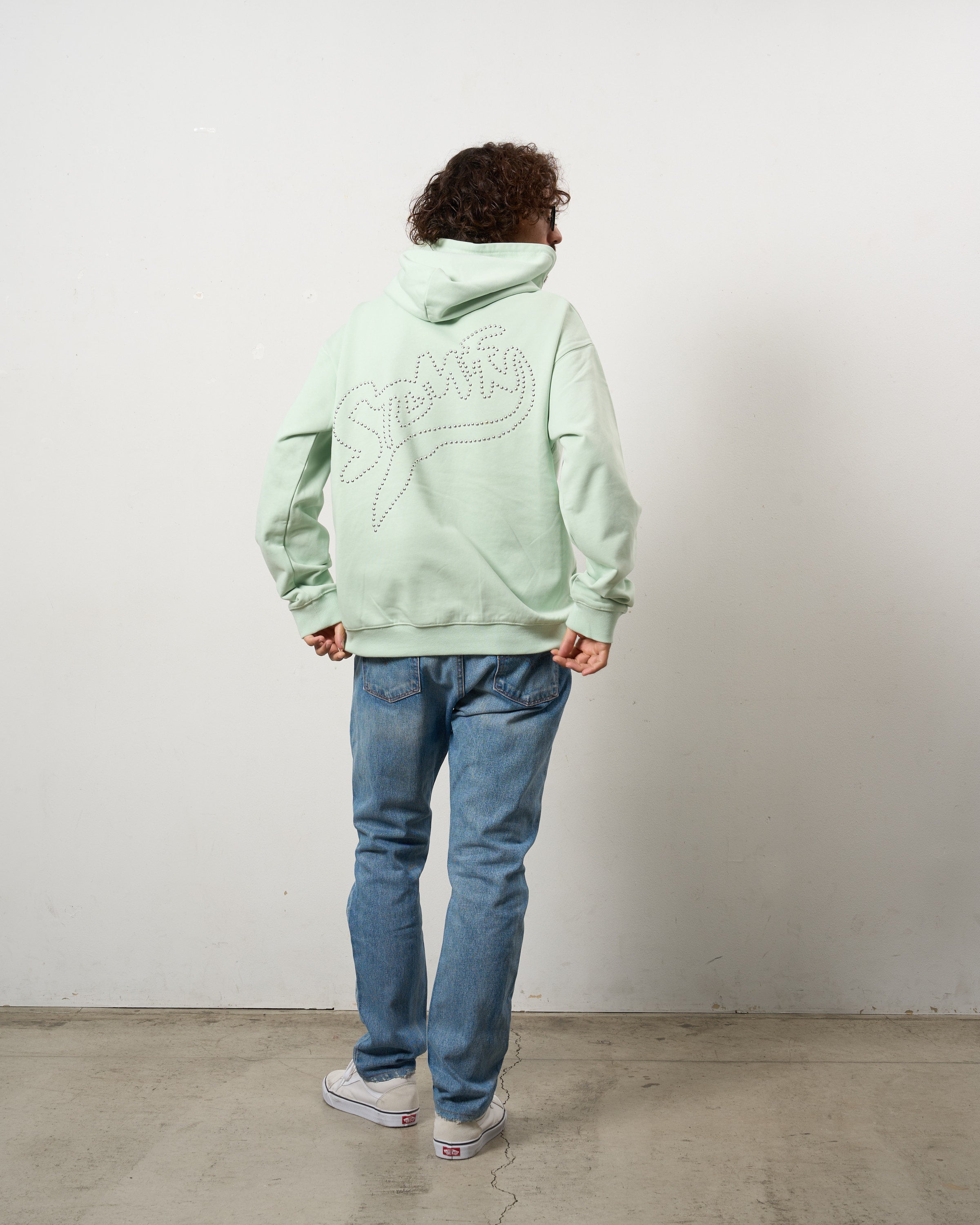 ヘビーウエイト裏毛パイル メタルスタッズウェービーロゴ プルパーカー