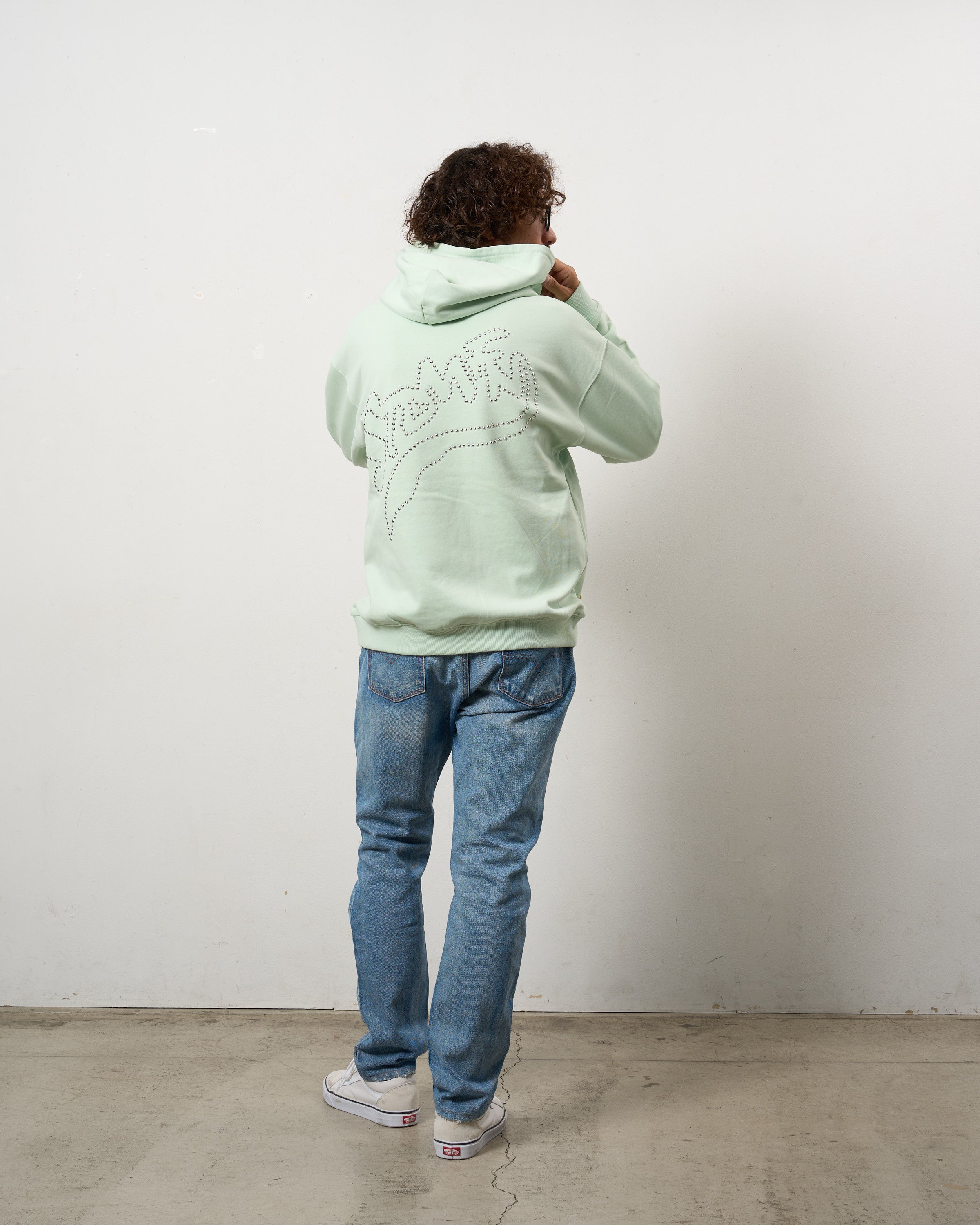 ヘビーウエイト裏毛パイル メタルスタッズウェービーロゴ プルパーカー