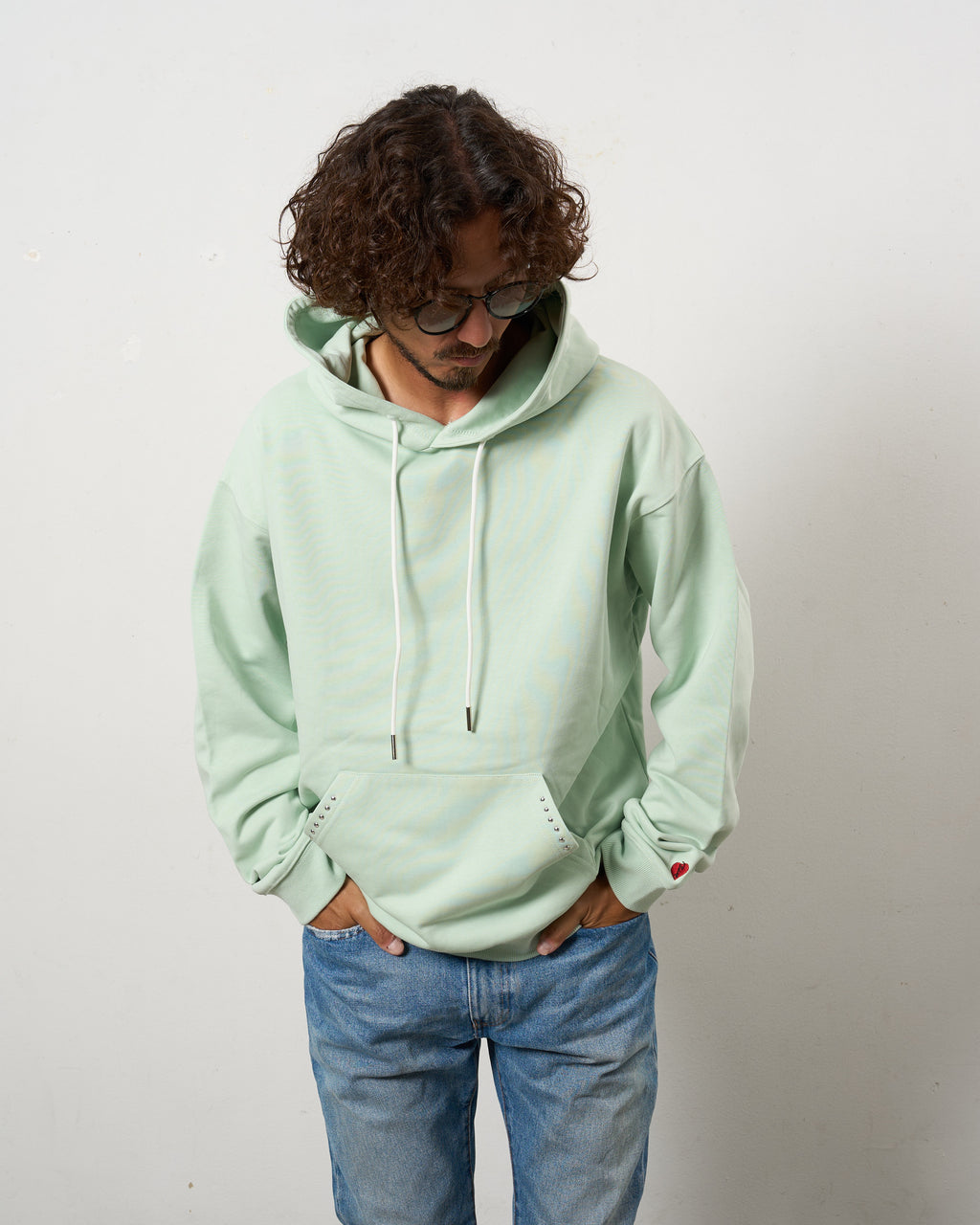 ヘビーウエイト裏毛パイル メタルスタッズウェービーロゴ プルパーカー