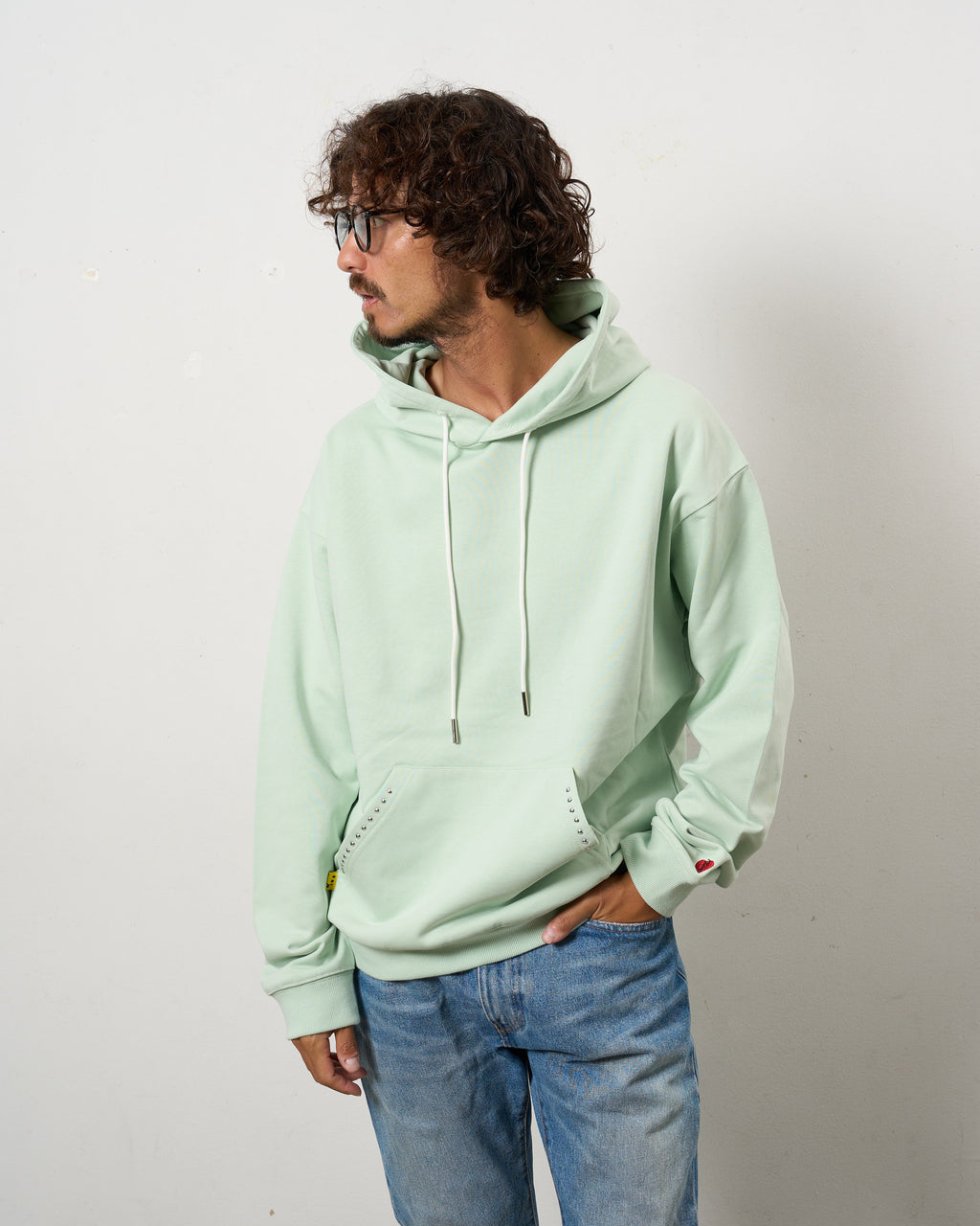 ヘビーウエイト裏毛パイル メタルスタッズウェービーロゴ プルパーカー