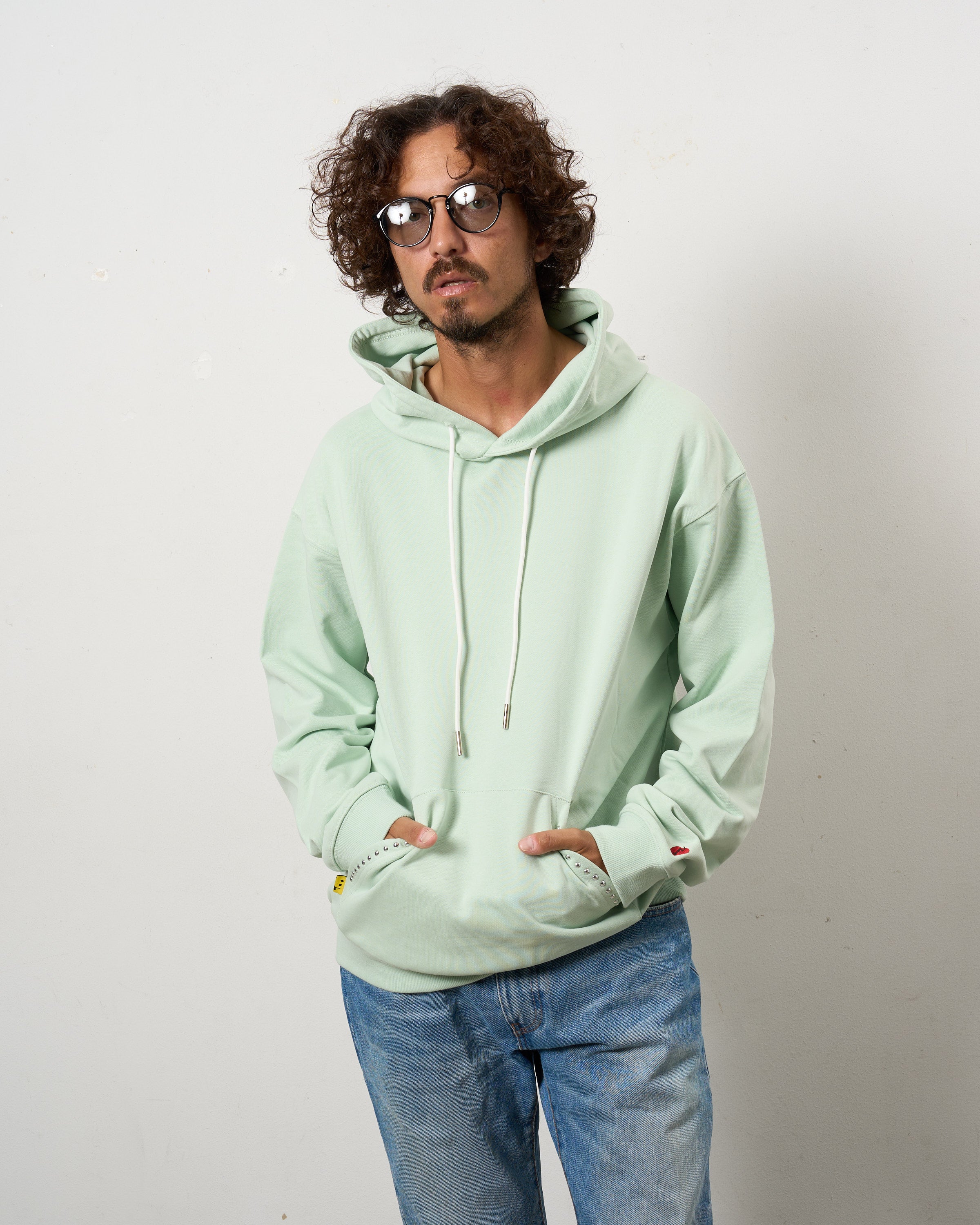 ヘビーウエイト裏毛パイル メタルスタッズウェービーロゴ プルパーカー