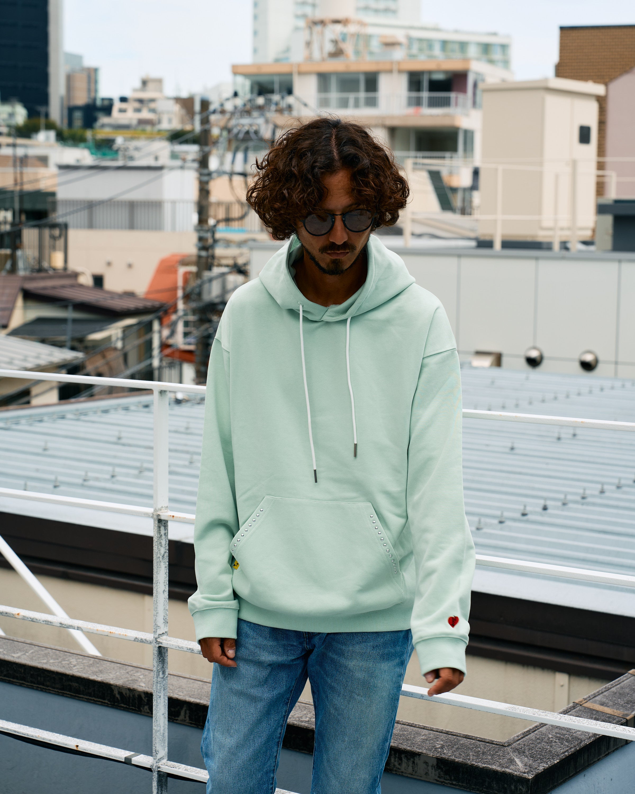 ヘビーウエイト裏毛パイル メタルスタッズウェービーロゴ プルパーカー