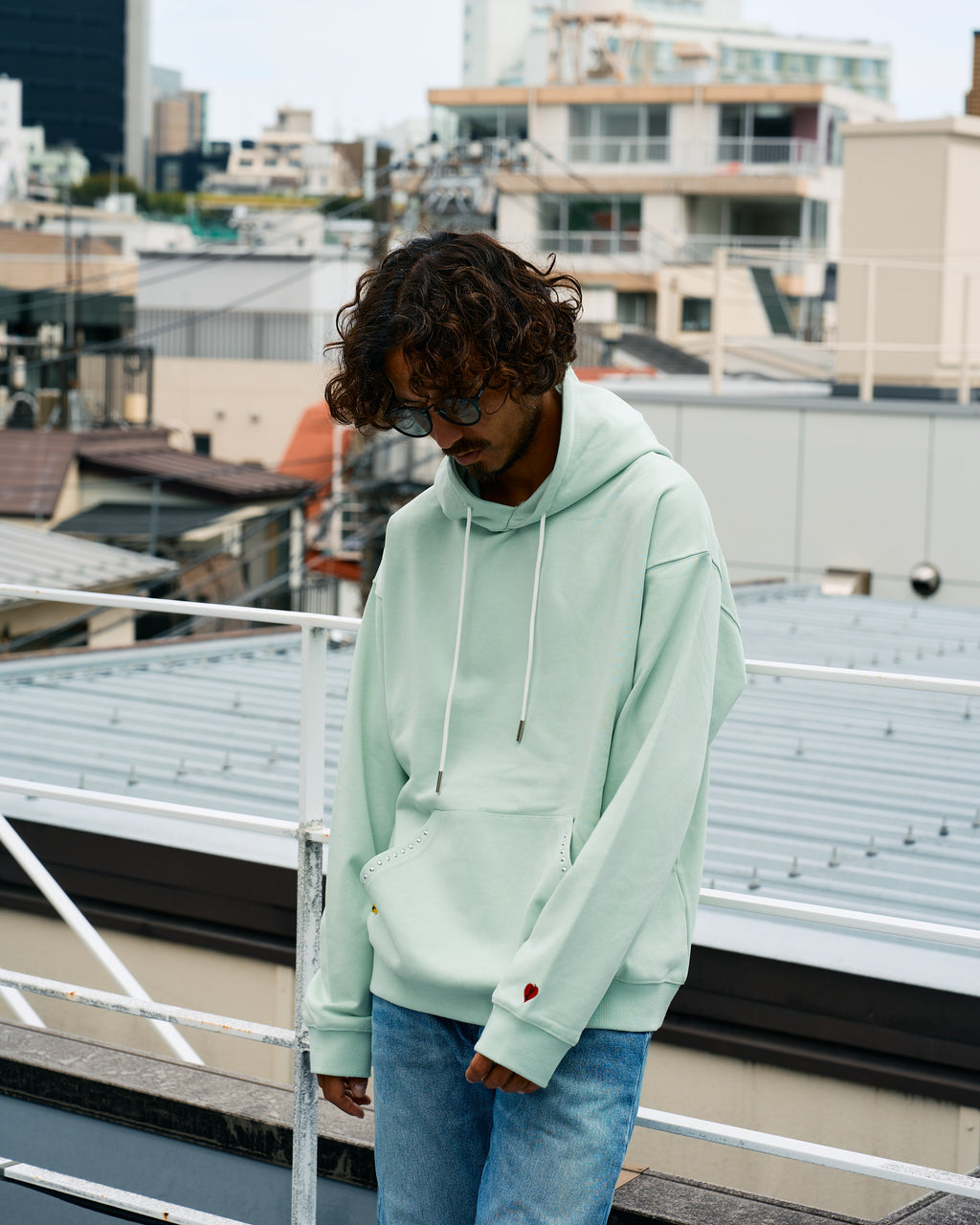 ヘビーウエイト裏毛パイル メタルスタッズウェービーロゴ プルパーカー