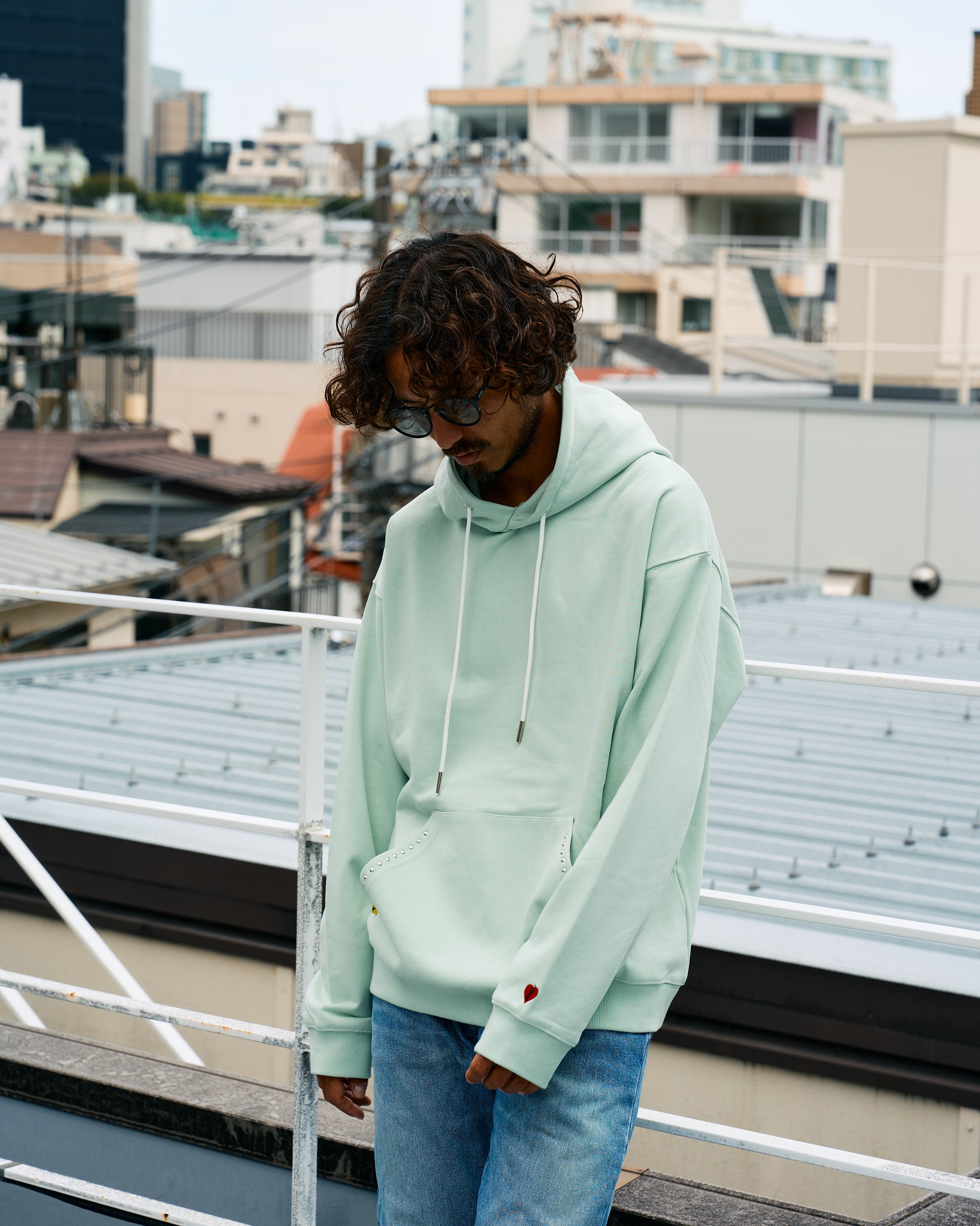 ヘビーウエイト裏毛パイル メタルスタッズウェービーロゴ プルパーカー