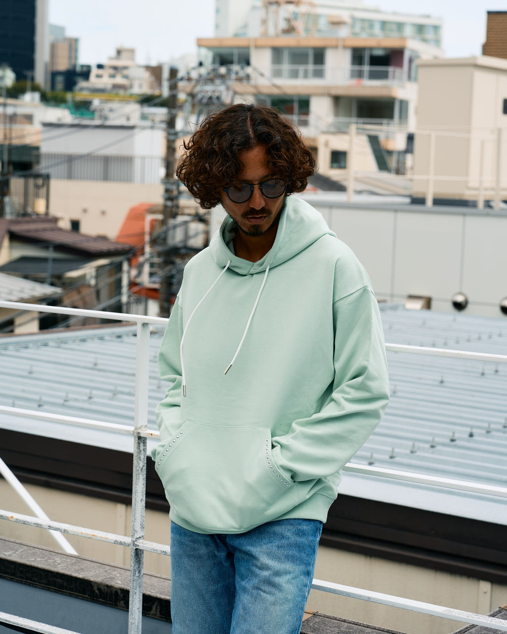 ヘビーウエイト裏毛パイル メタルスタッズウェービーロゴ プルパーカー