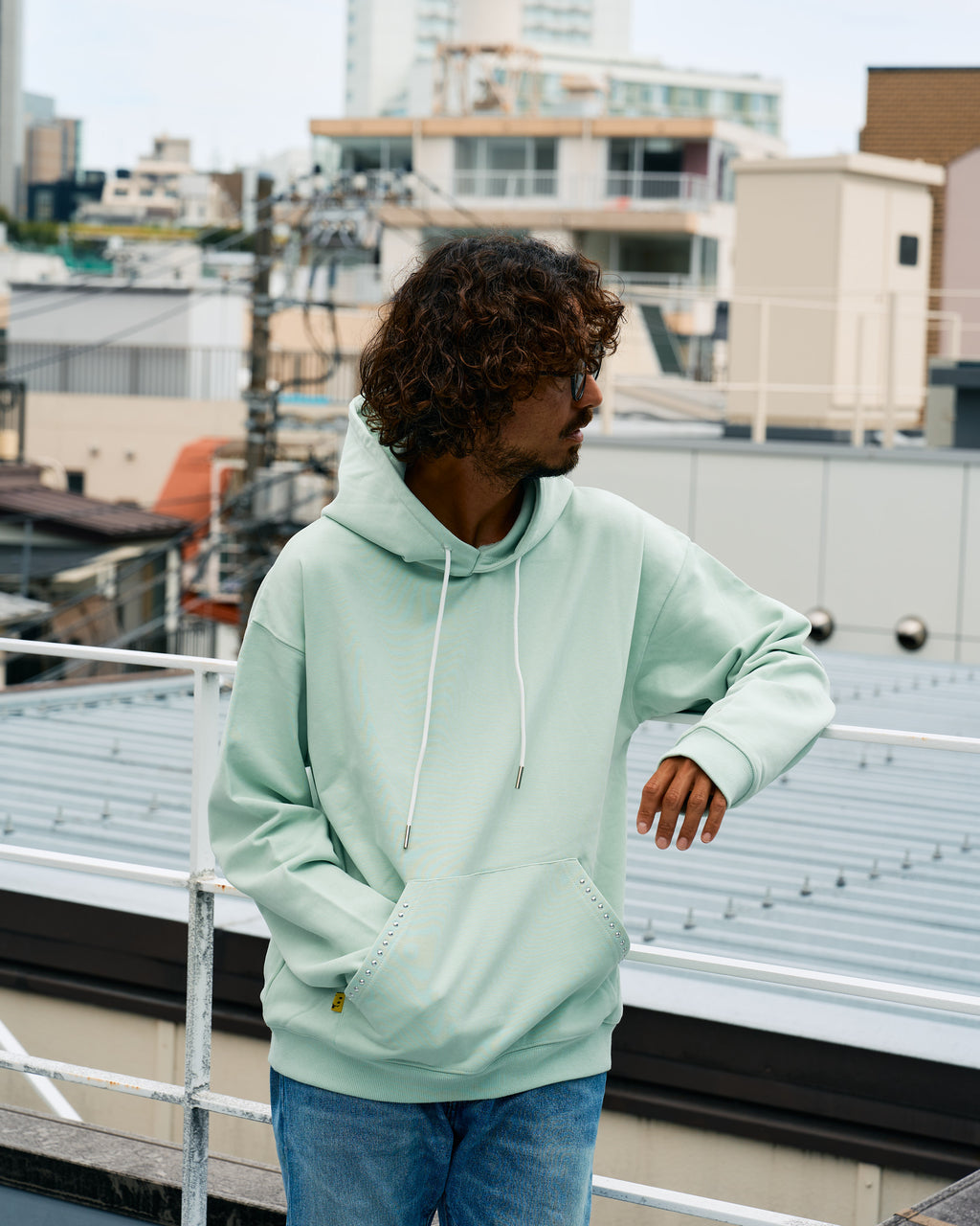 ヘビーウエイト裏毛パイル メタルスタッズウェービーロゴ プルパーカー