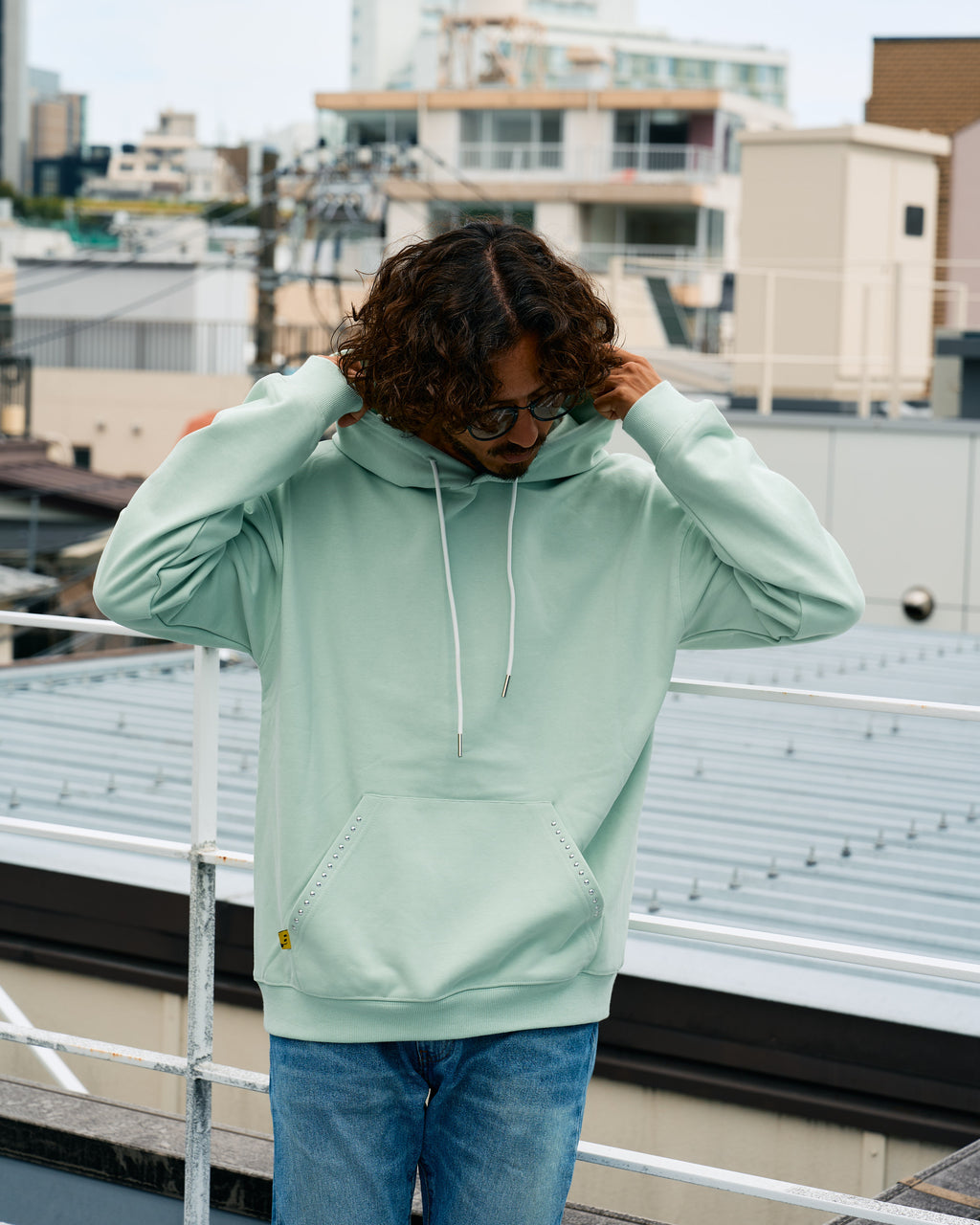 ヘビーウエイト裏毛パイル メタルスタッズウェービーロゴ プルパーカー