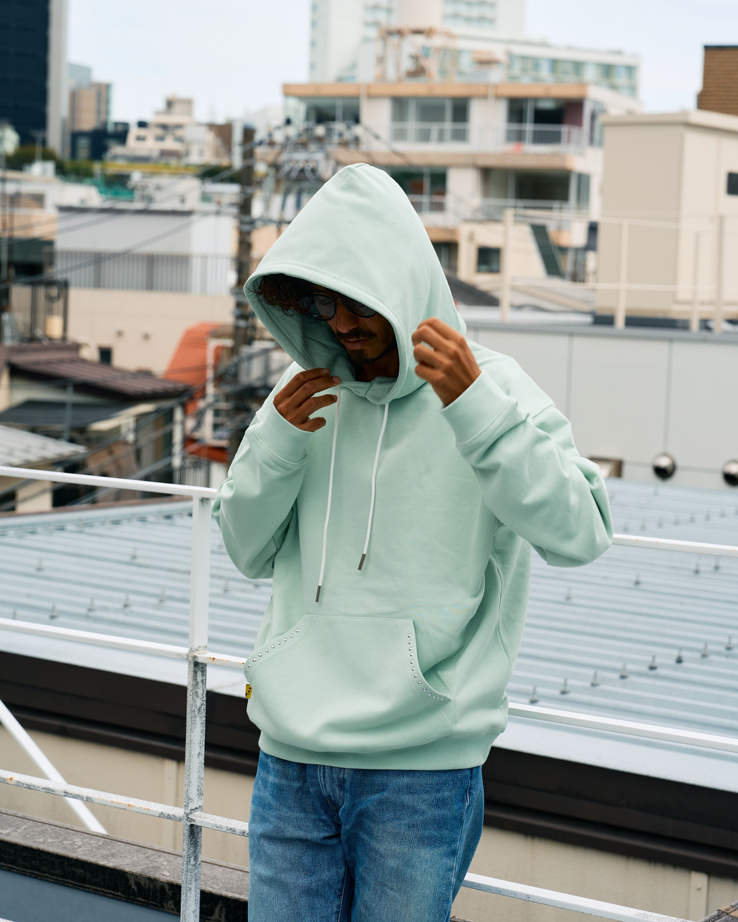 ヘビーウエイト裏毛パイル メタルスタッズウェービーロゴ プルパーカー