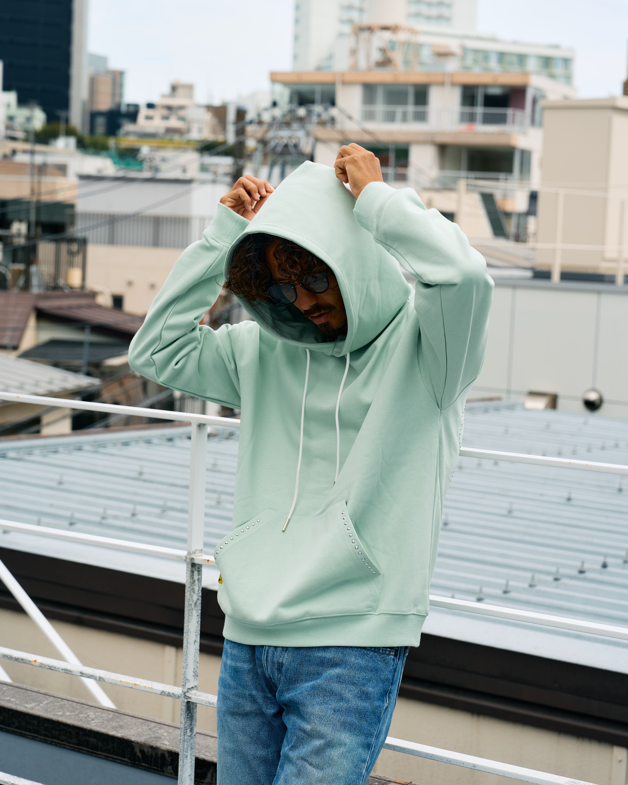 ヘビーウエイト裏毛パイル メタルスタッズウェービーロゴ プルパーカー