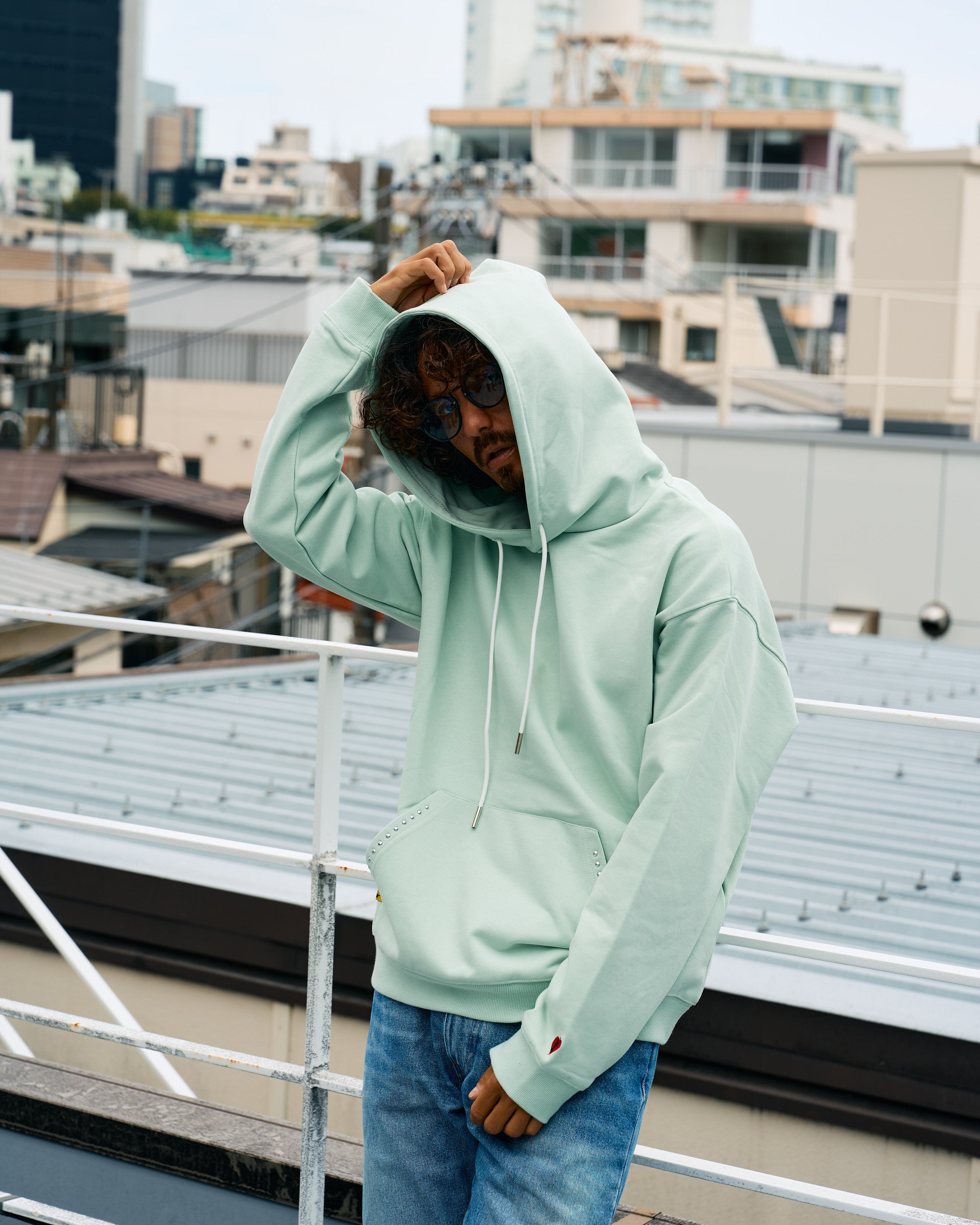 ヘビーウエイト裏毛パイル メタルスタッズウェービーロゴ プルパーカー