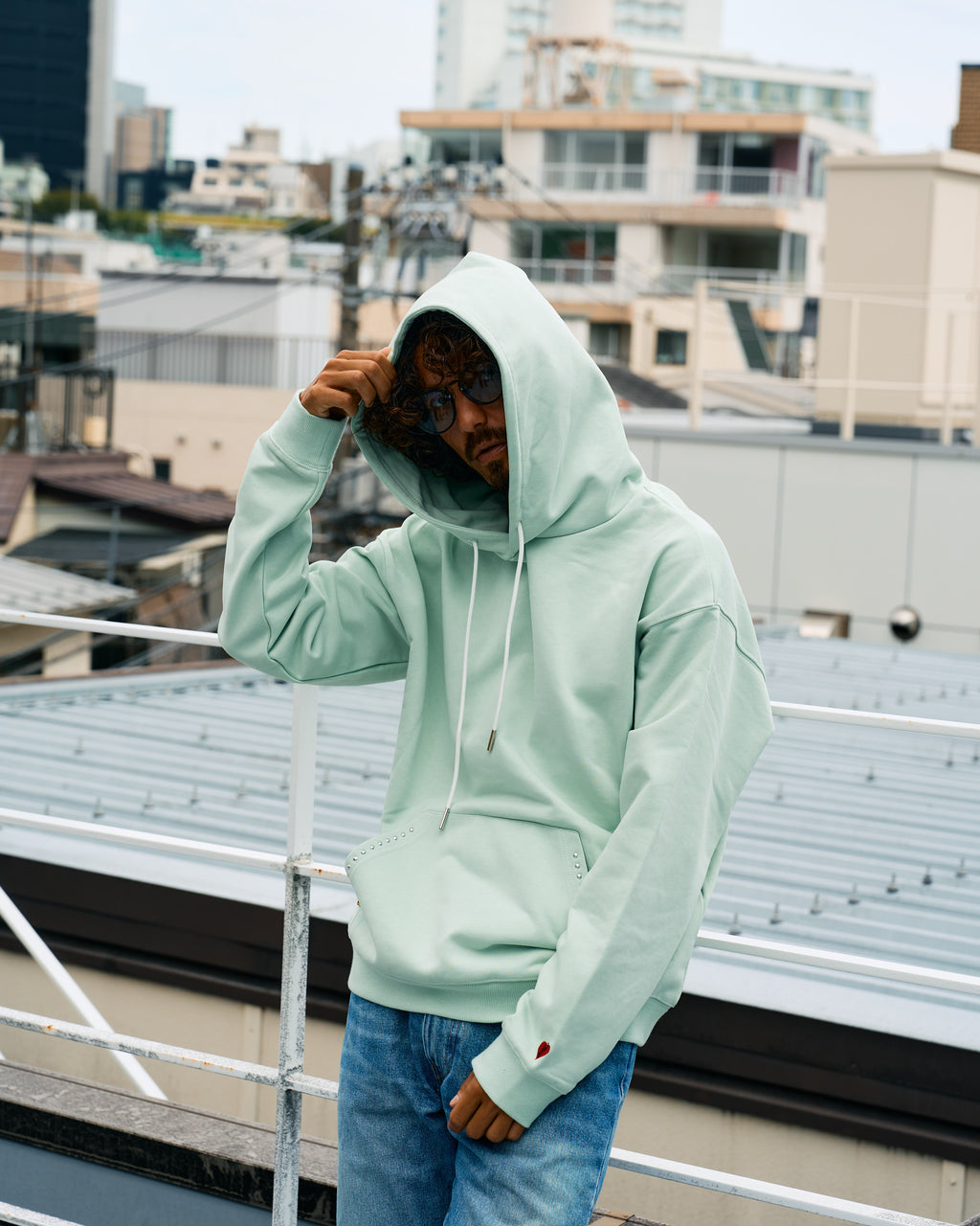 ヘビーウエイト裏毛パイル メタルスタッズウェービーロゴ プルパーカー