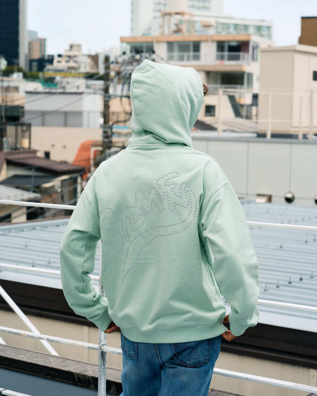 ヘビーウエイト裏毛パイル メタルスタッズウェービーロゴ プルパーカー