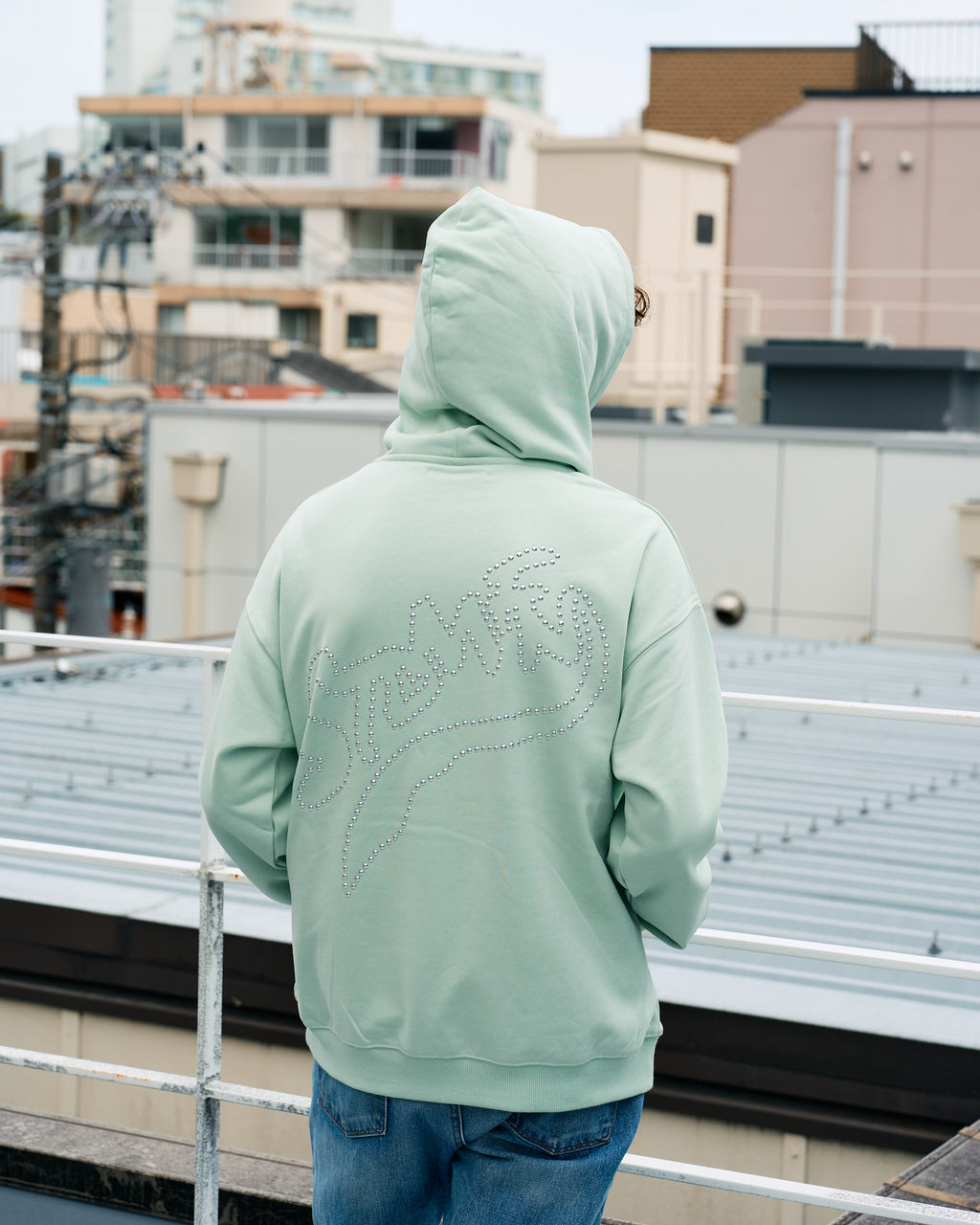 ヘビーウエイト裏毛パイル メタルスタッズウェービーロゴ プルパーカー