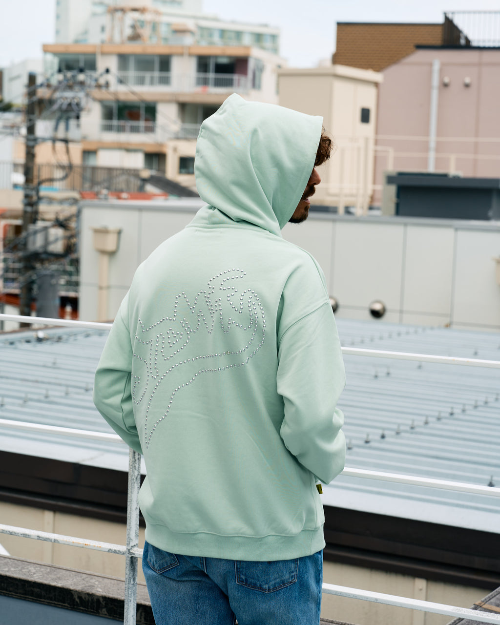 ヘビーウエイト裏毛パイル メタルスタッズウェービーロゴ プルパーカー