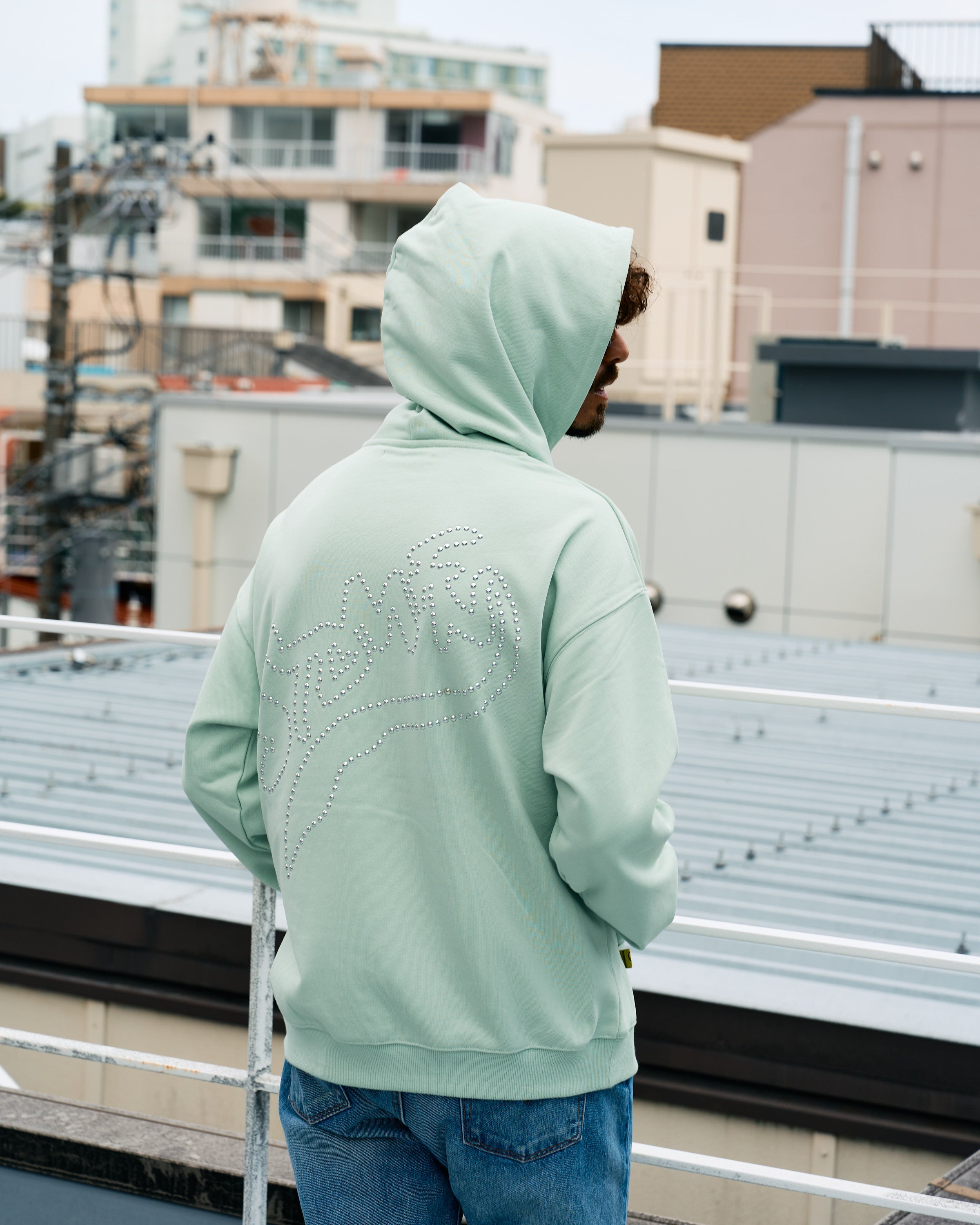 ヘビーウエイト裏毛パイル メタルスタッズウェービーロゴ プルパーカー