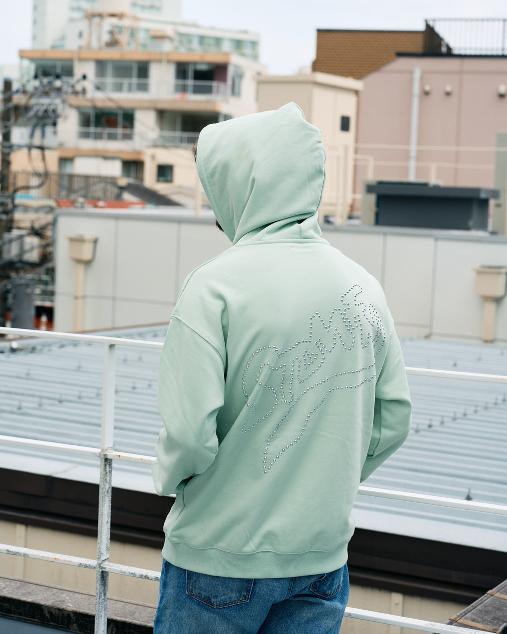 ヘビーウエイト裏毛パイル メタルスタッズウェービーロゴ プルパーカー