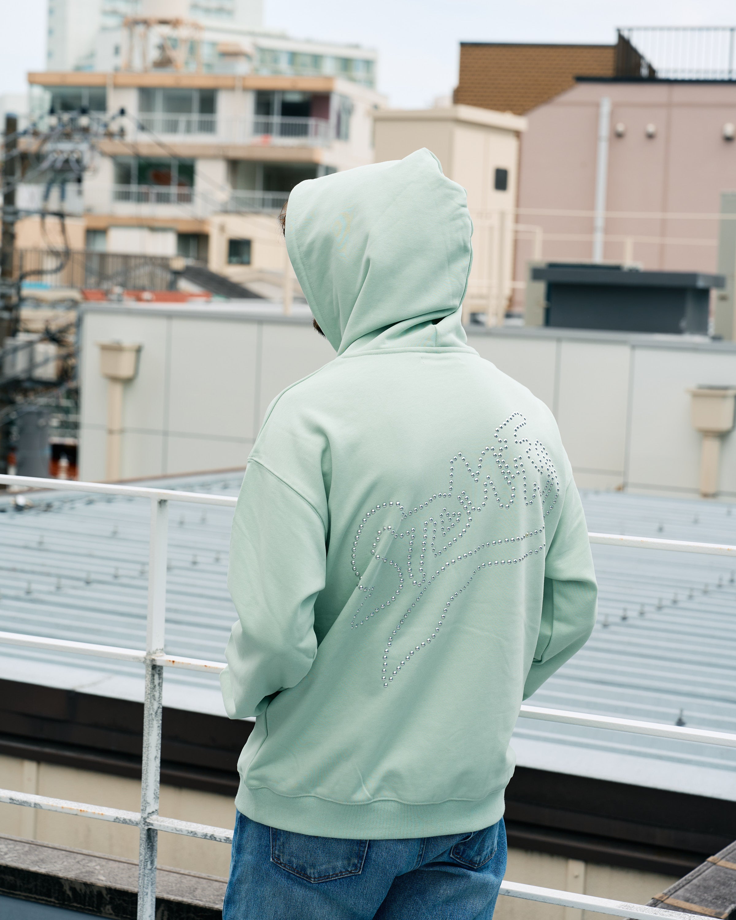 ヘビーウエイト裏毛パイル メタルスタッズウェービーロゴ プルパーカー