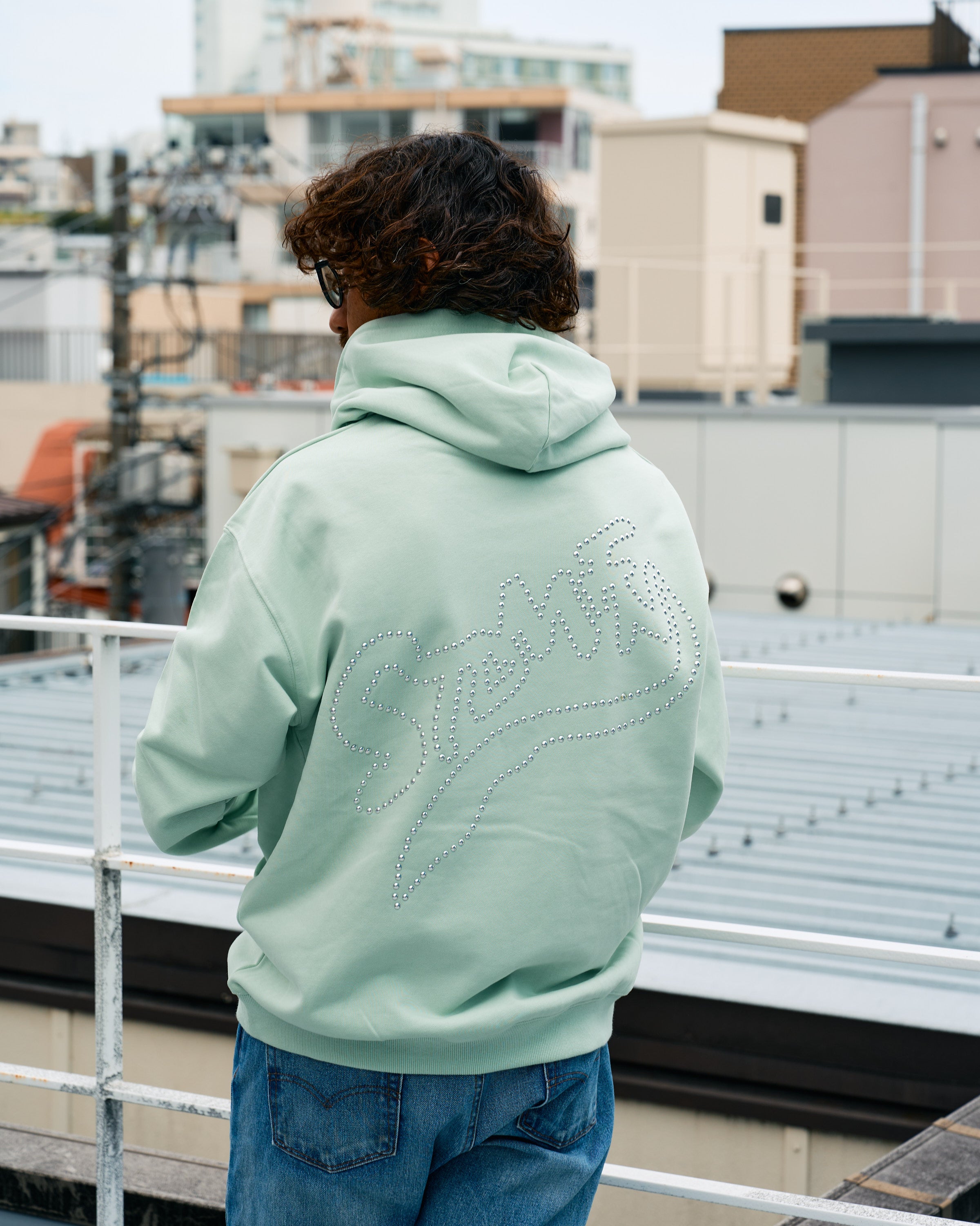 ヘビーウエイト裏毛パイル メタルスタッズウェービーロゴ プルパーカー