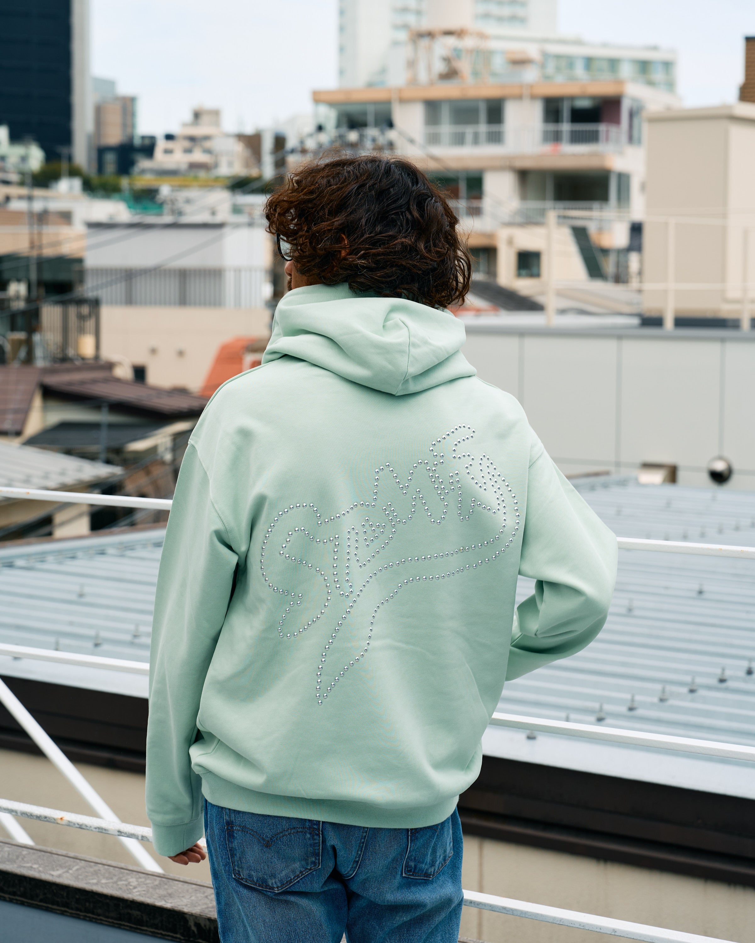 ヘビーウエイト裏毛パイル メタルスタッズウェービーロゴ プルパーカー