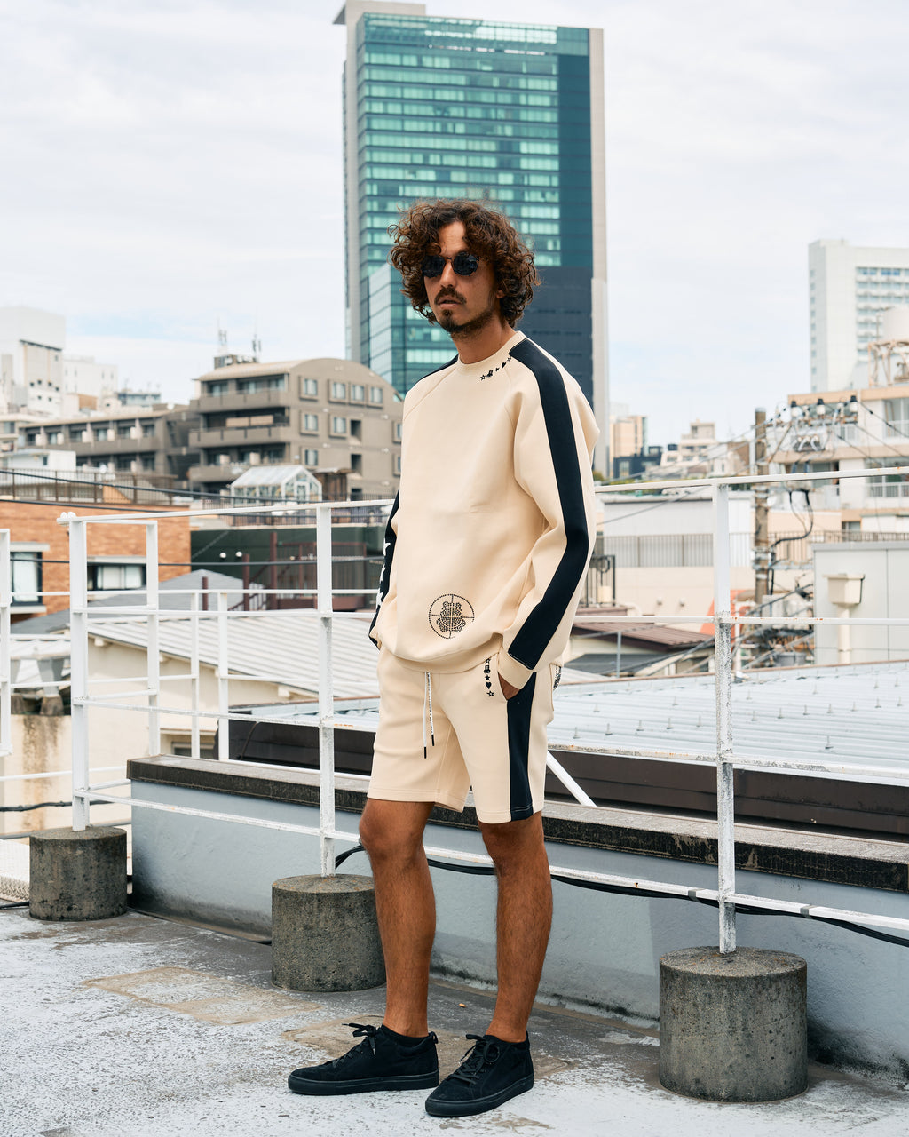 TRストレッチポンチ ラインストーン ターゲットベア ラインスエットシャツ