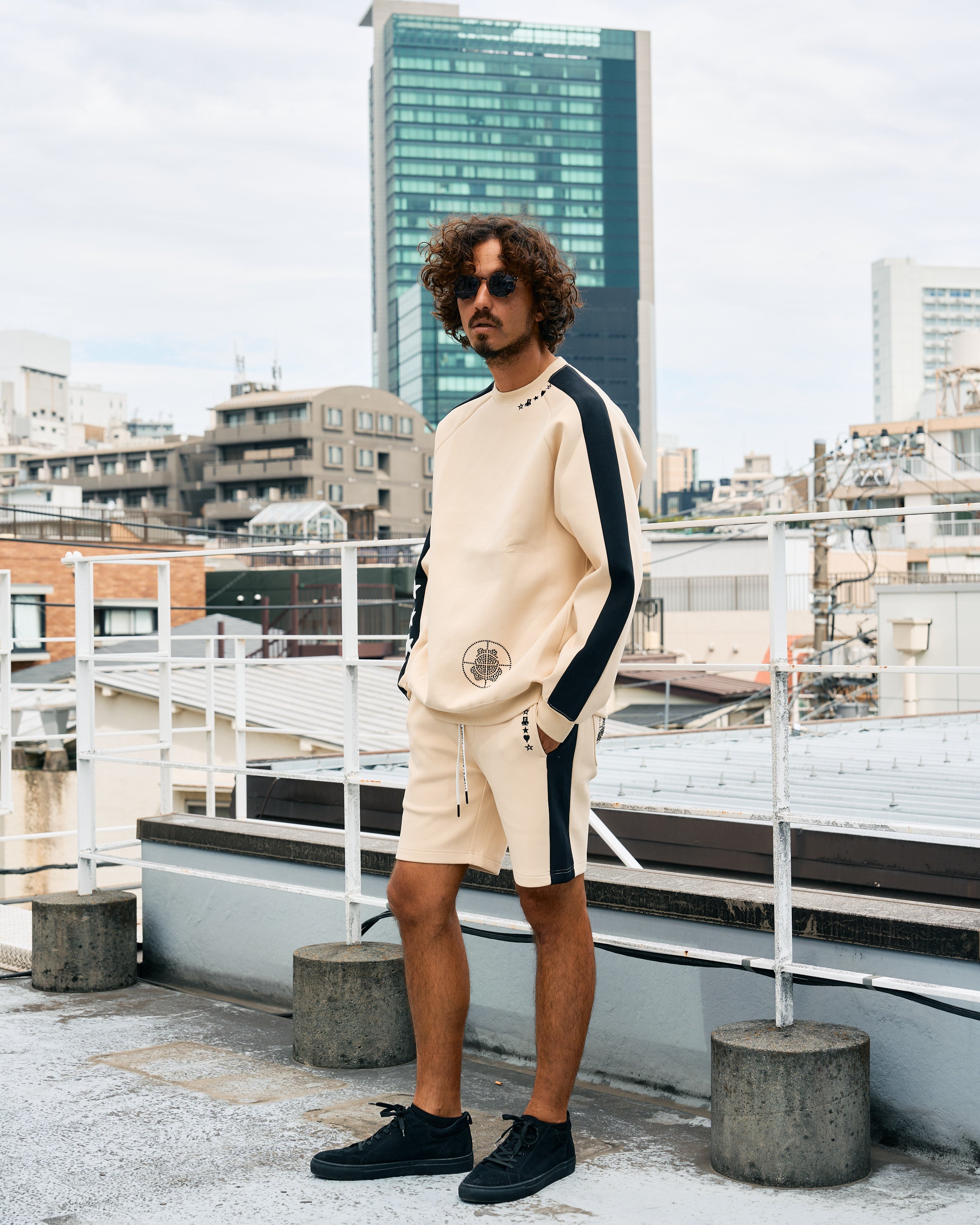 TRストレッチポンチ ラインストーン ターゲットベア ラインスエットシャツ