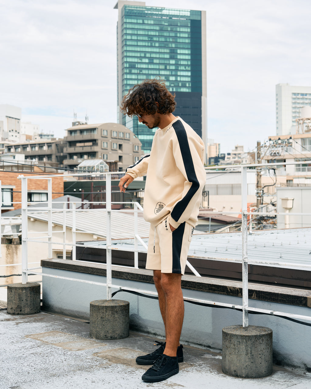 TRストレッチポンチ ラインストーン ターゲットベア ラインスエットシャツ