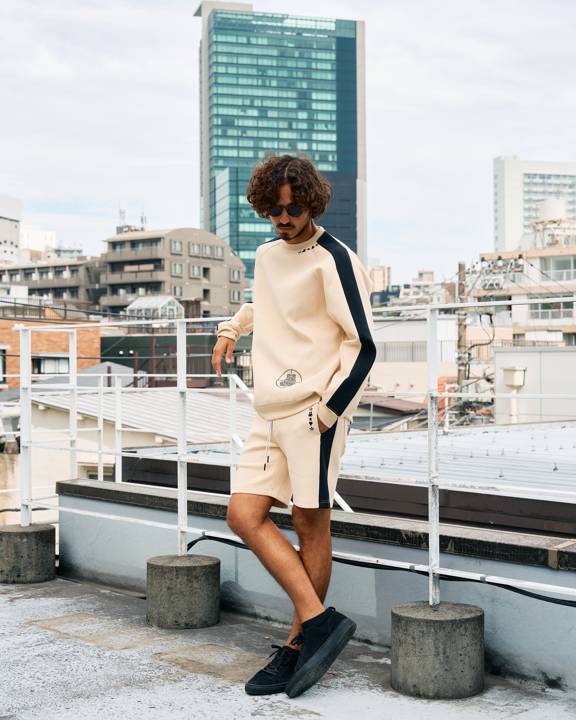 TRストレッチポンチ ラインストーン ターゲットベア ラインスエットシャツ