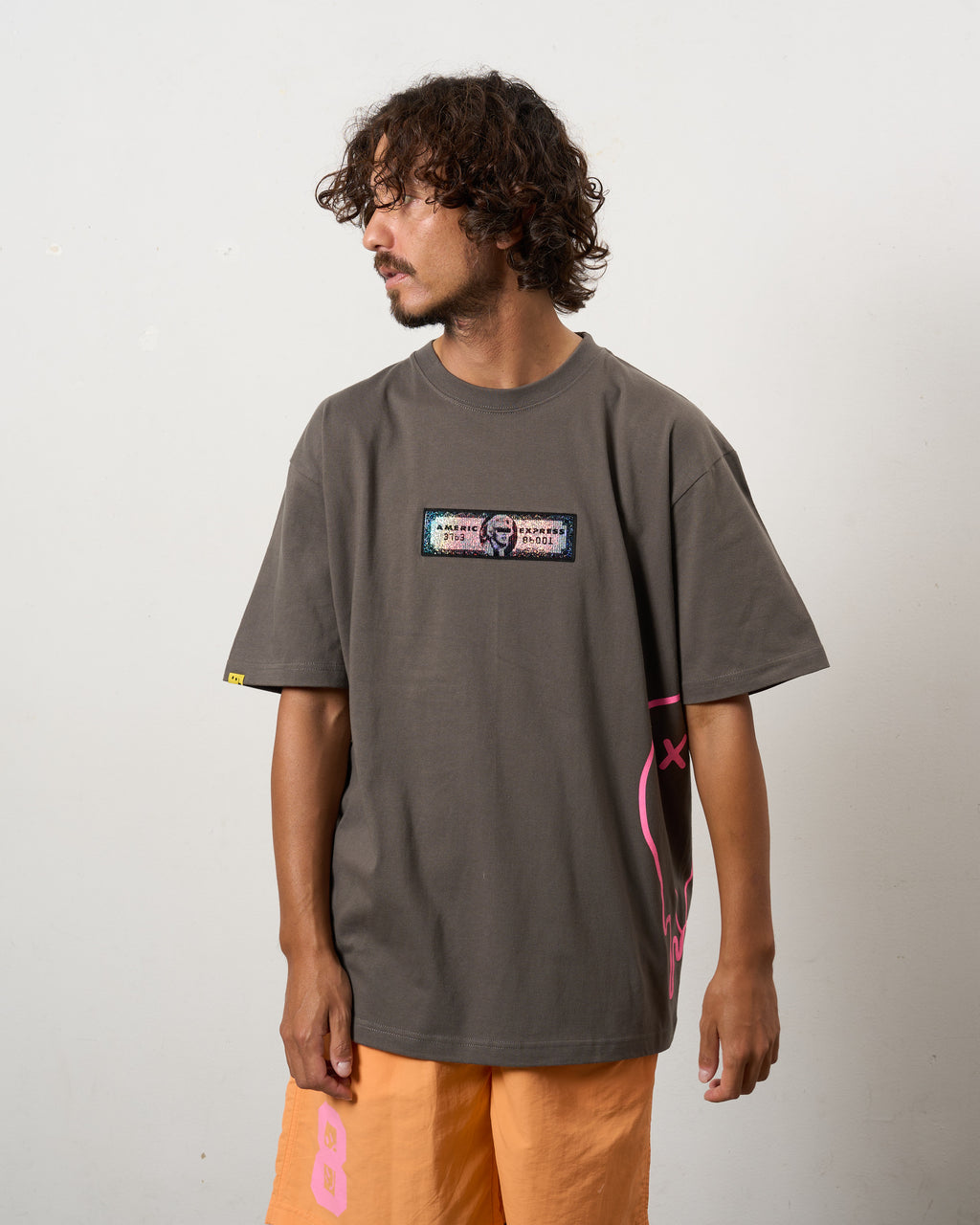 5.6ozコットン天竺 クレジットシークイン& ドリップスマイル SSシャツ
