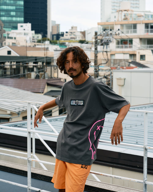 5.6ozコットン天竺 クレジットシークイン& ドリップスマイル SSシャツ