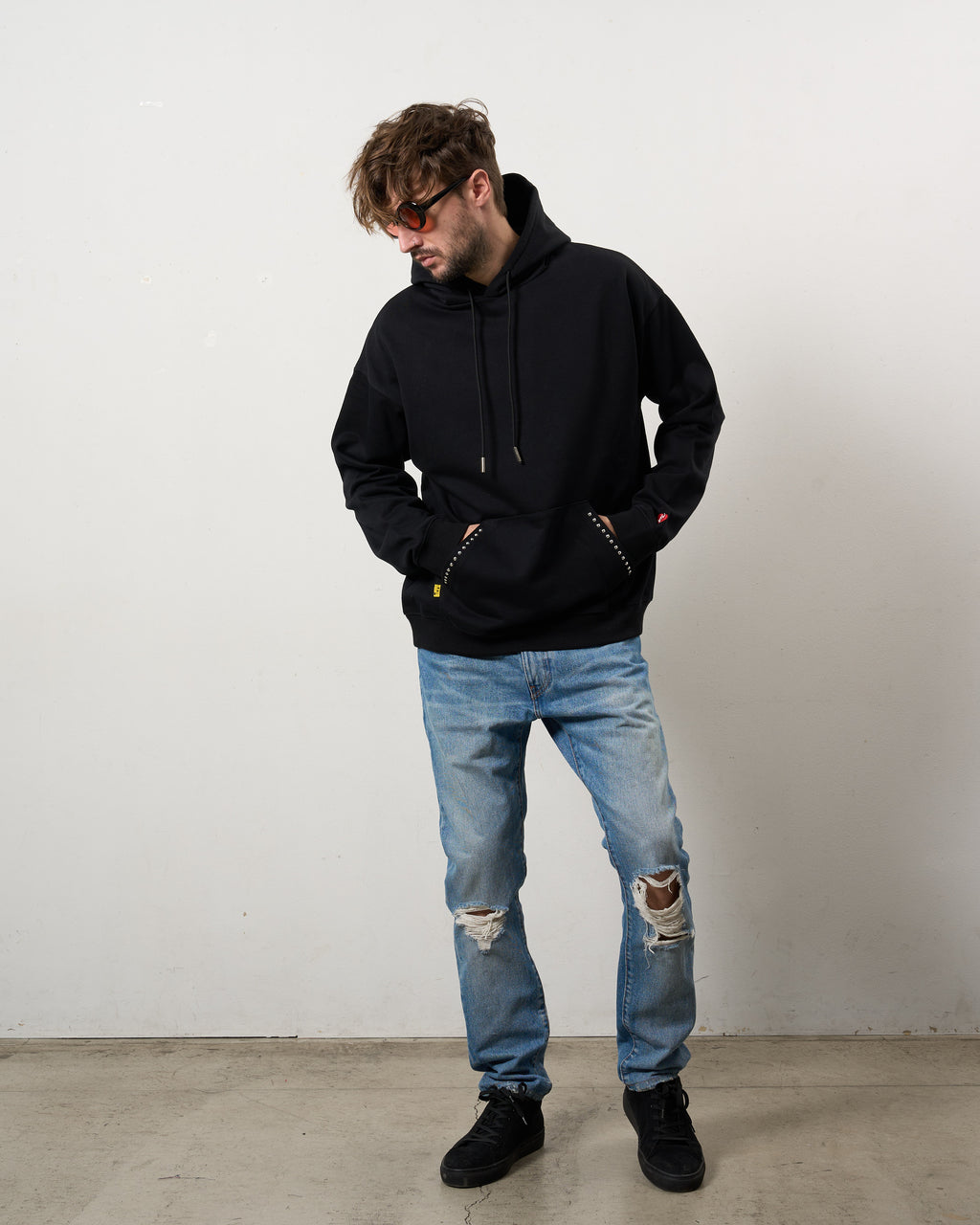 ヘビーウエイト裏毛パイル メタルスタッズウェービーロゴ プルパーカー