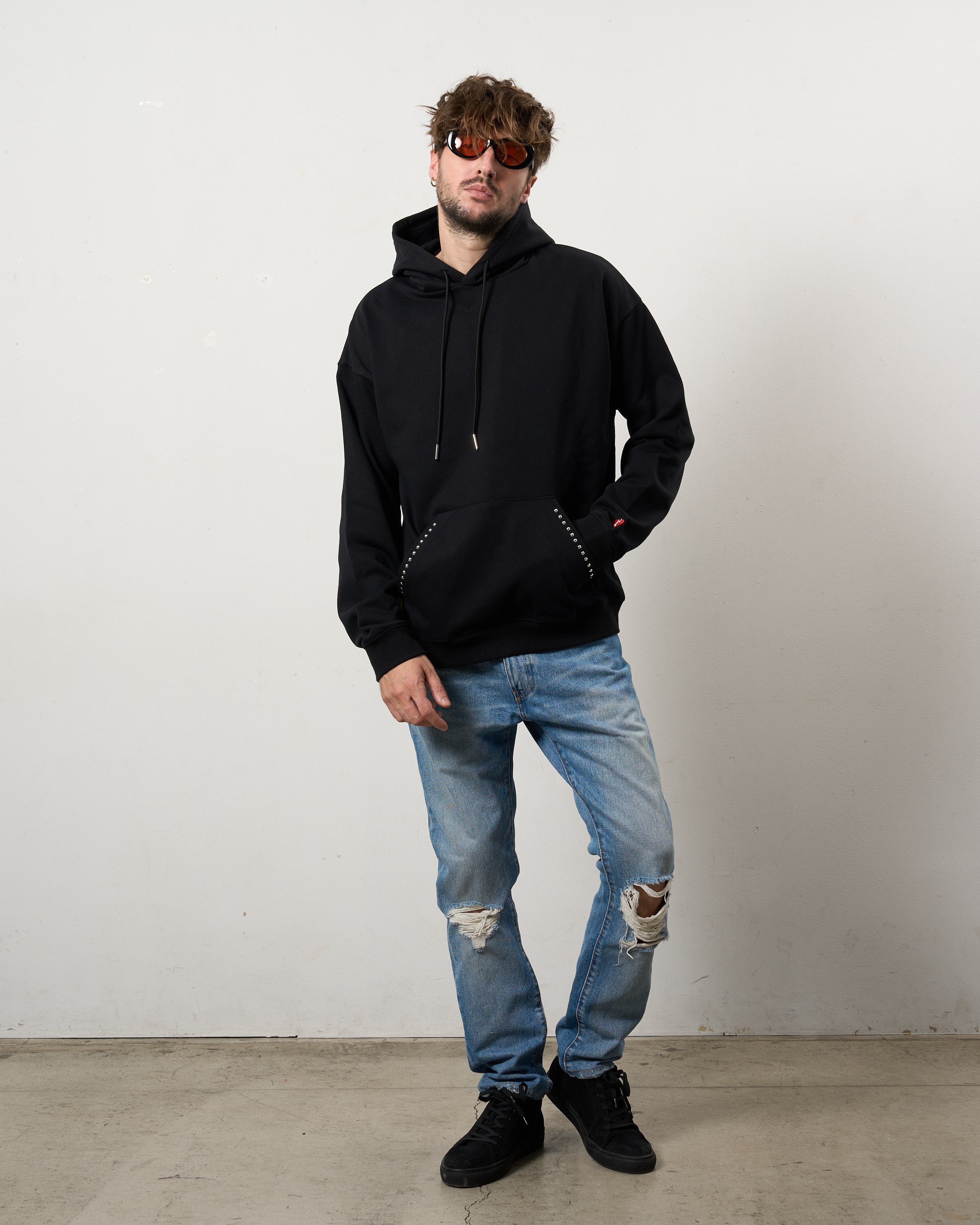 ヘビーウエイト裏毛パイル メタルスタッズウェービーロゴ プルパーカー