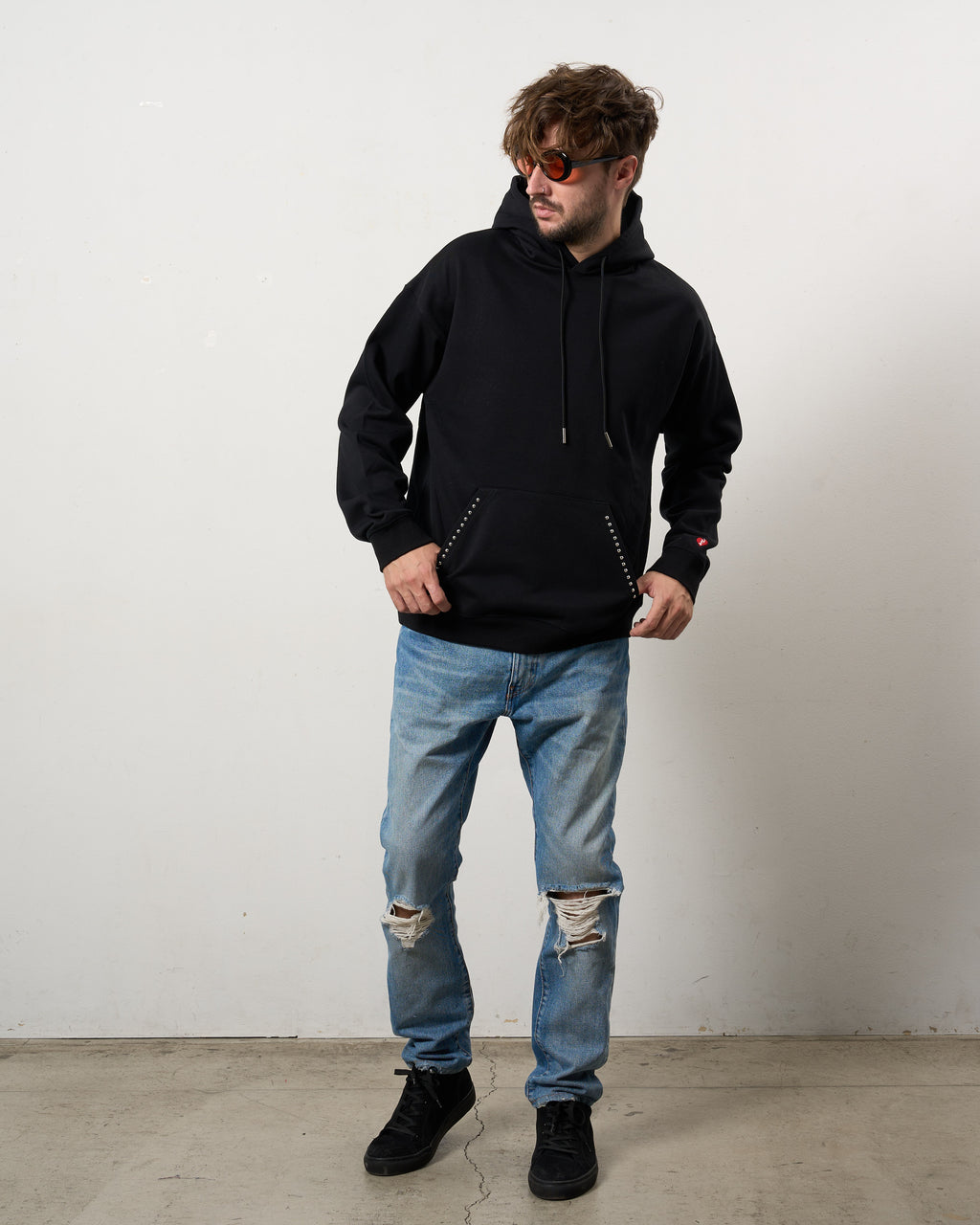 ヘビーウエイト裏毛パイル メタルスタッズウェービーロゴ プルパーカー