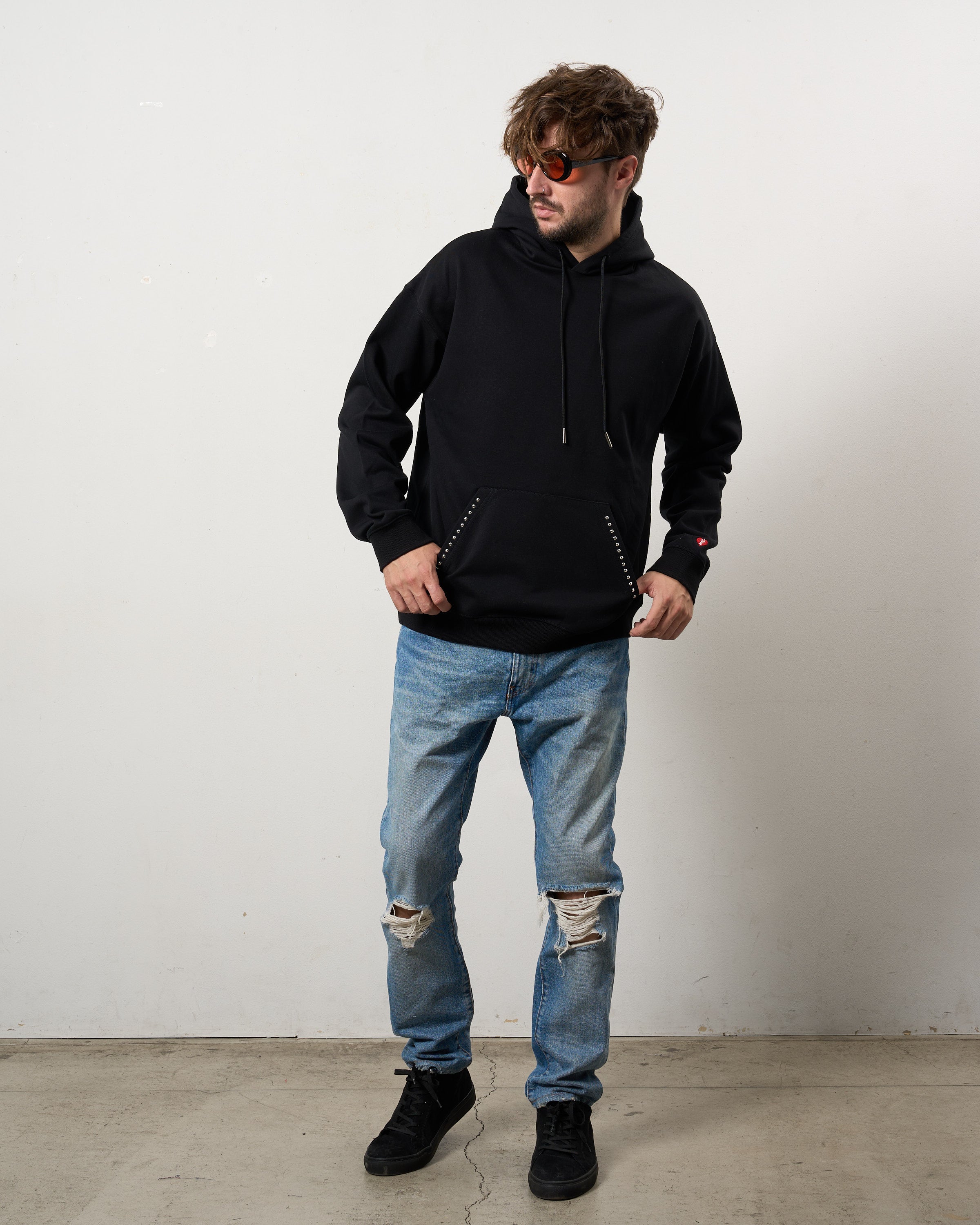 ヘビーウエイト裏毛パイル メタルスタッズウェービーロゴ プルパーカー