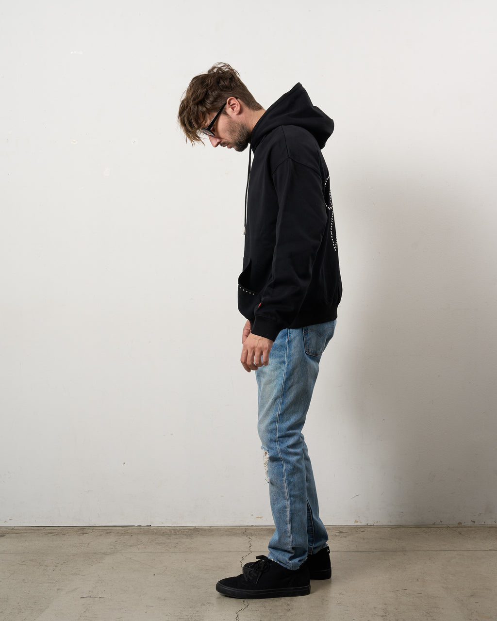 ヘビーウエイト裏毛パイル メタルスタッズウェービーロゴ プルパーカー