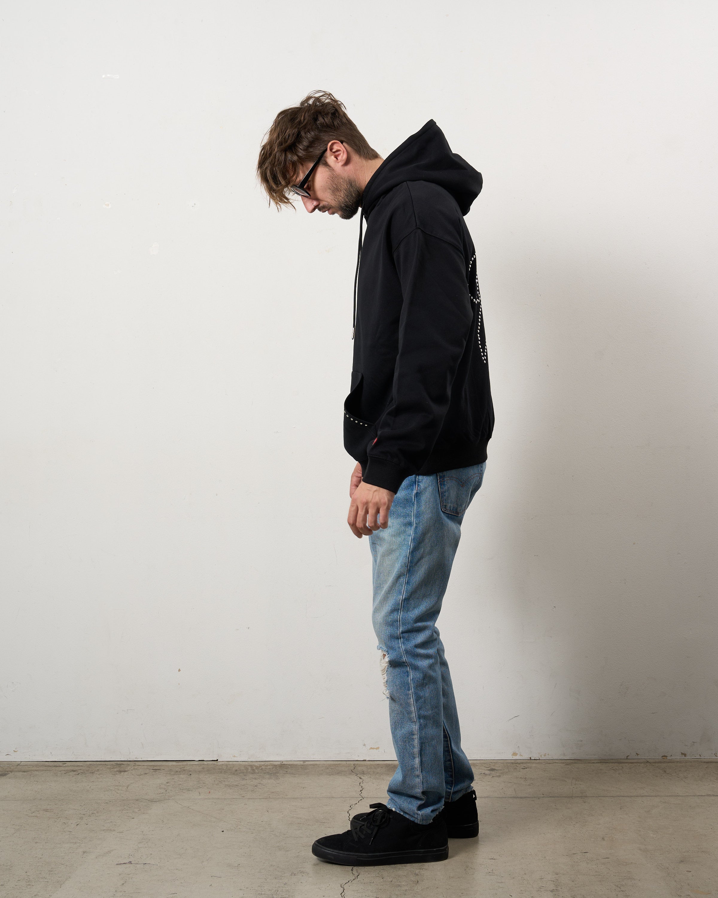 ヘビーウエイト裏毛パイル メタルスタッズウェービーロゴ プルパーカー