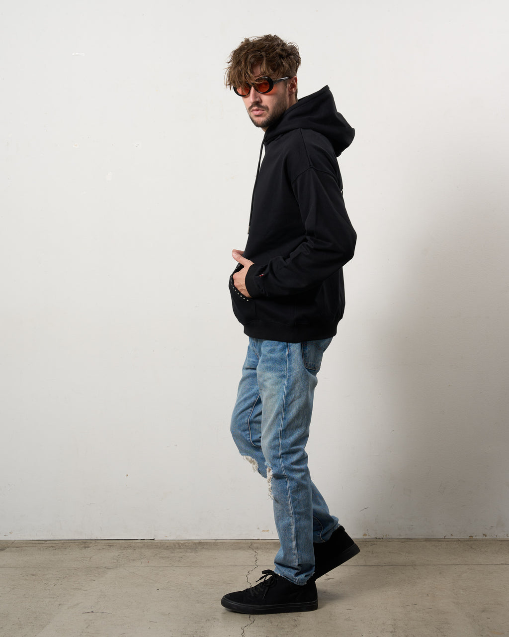 ヘビーウエイト裏毛パイル メタルスタッズウェービーロゴ プルパーカー