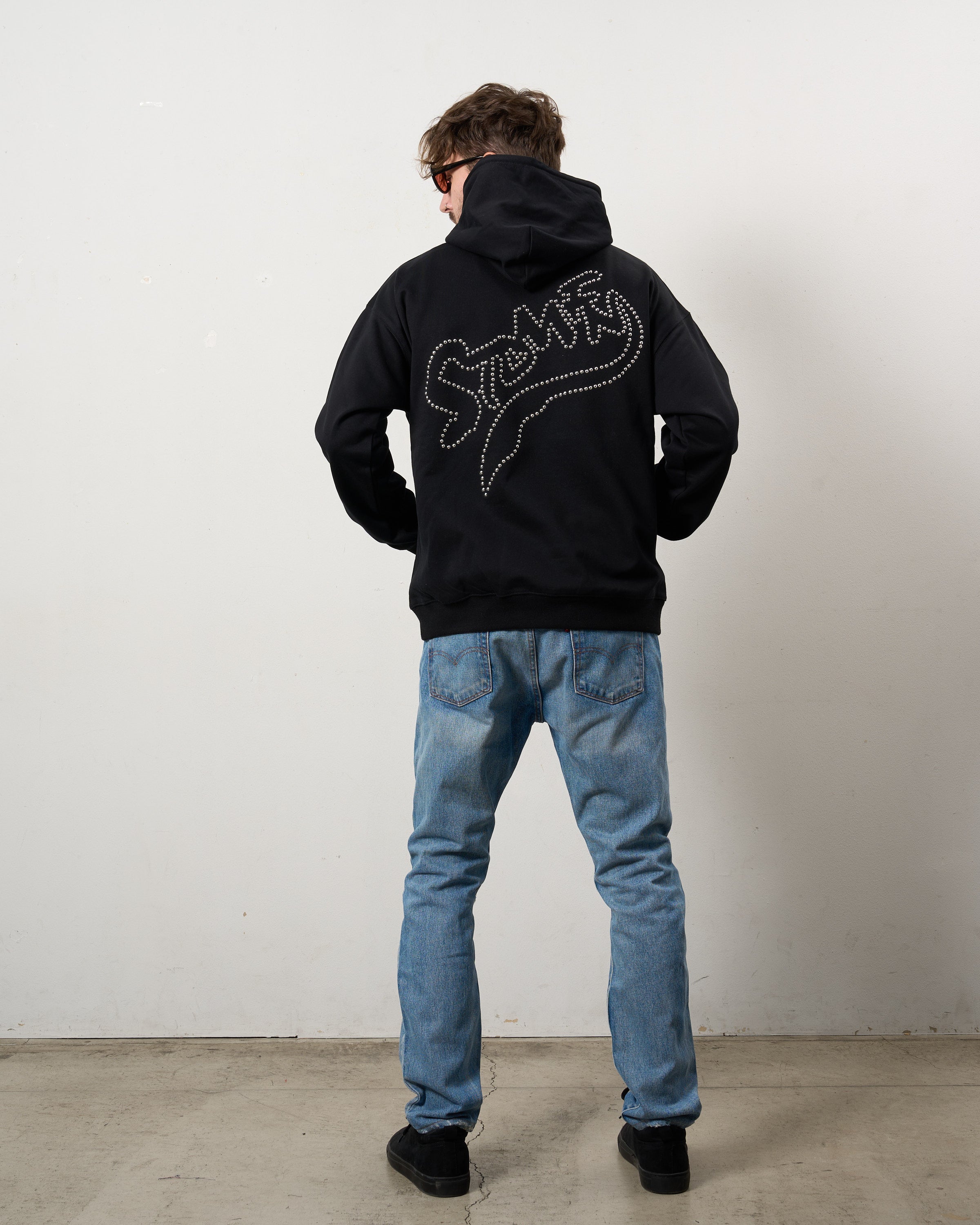 ヘビーウエイト裏毛パイル メタルスタッズウェービーロゴ プルパーカー