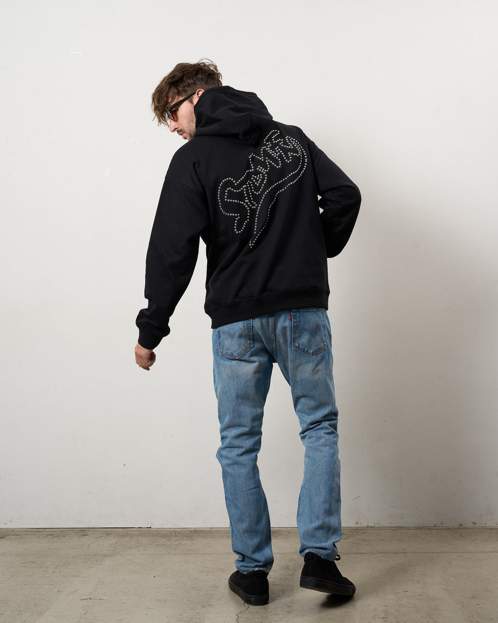 ヘビーウエイト裏毛パイル メタルスタッズウェービーロゴ プルパーカー