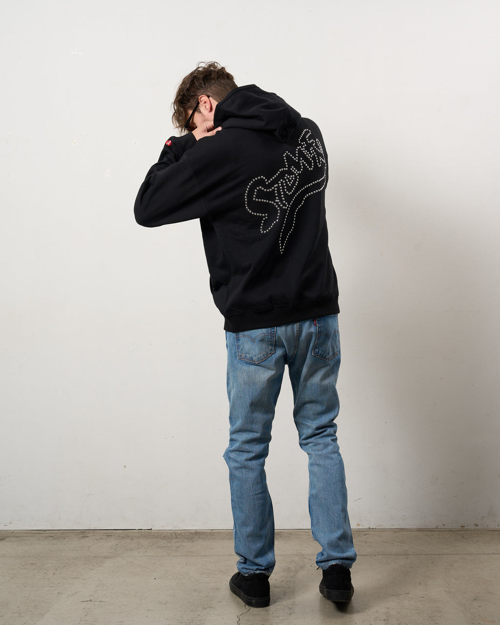 ヘビーウエイト裏毛パイル メタルスタッズウェービーロゴ プルパーカー