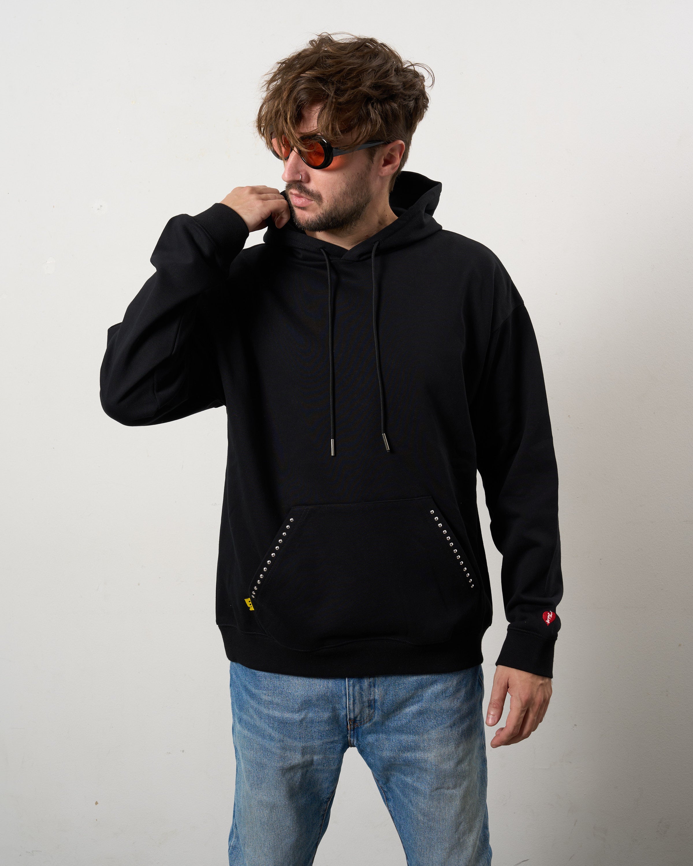 ヘビーウエイト裏毛パイル メタルスタッズウェービーロゴ プルパーカー