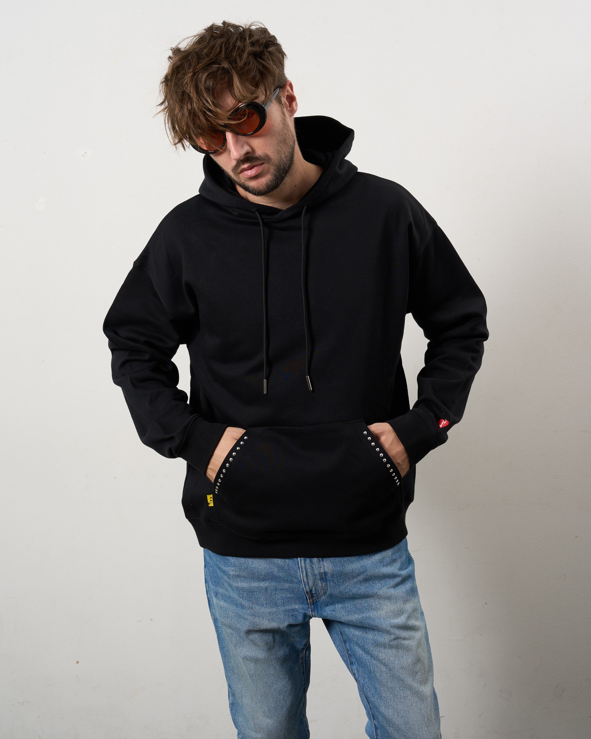 ヘビーウエイト裏毛パイル メタルスタッズウェービーロゴ プルパーカー