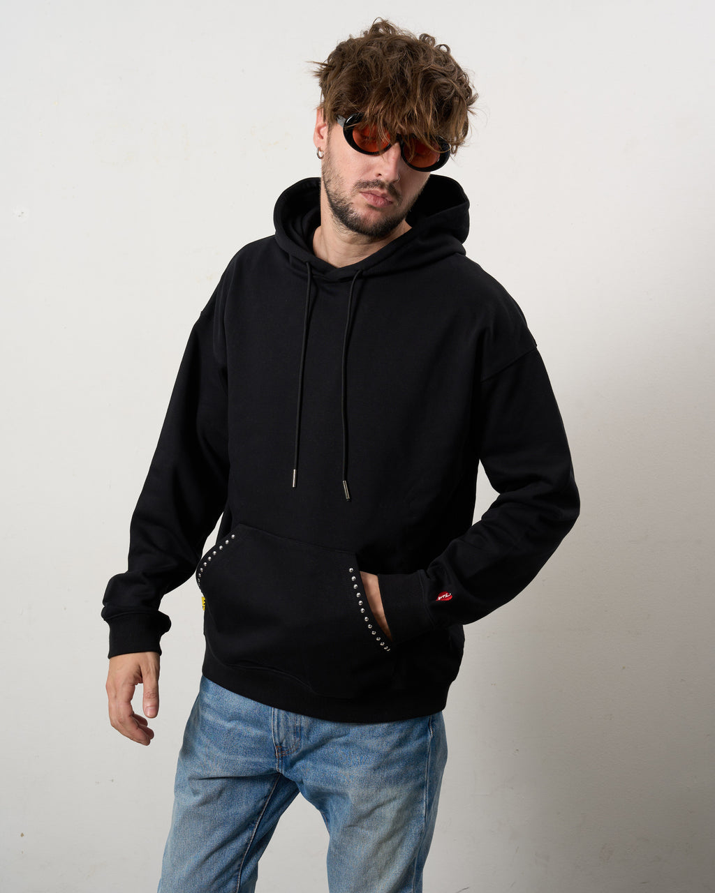 ヘビーウエイト裏毛パイル メタルスタッズウェービーロゴ プルパーカー