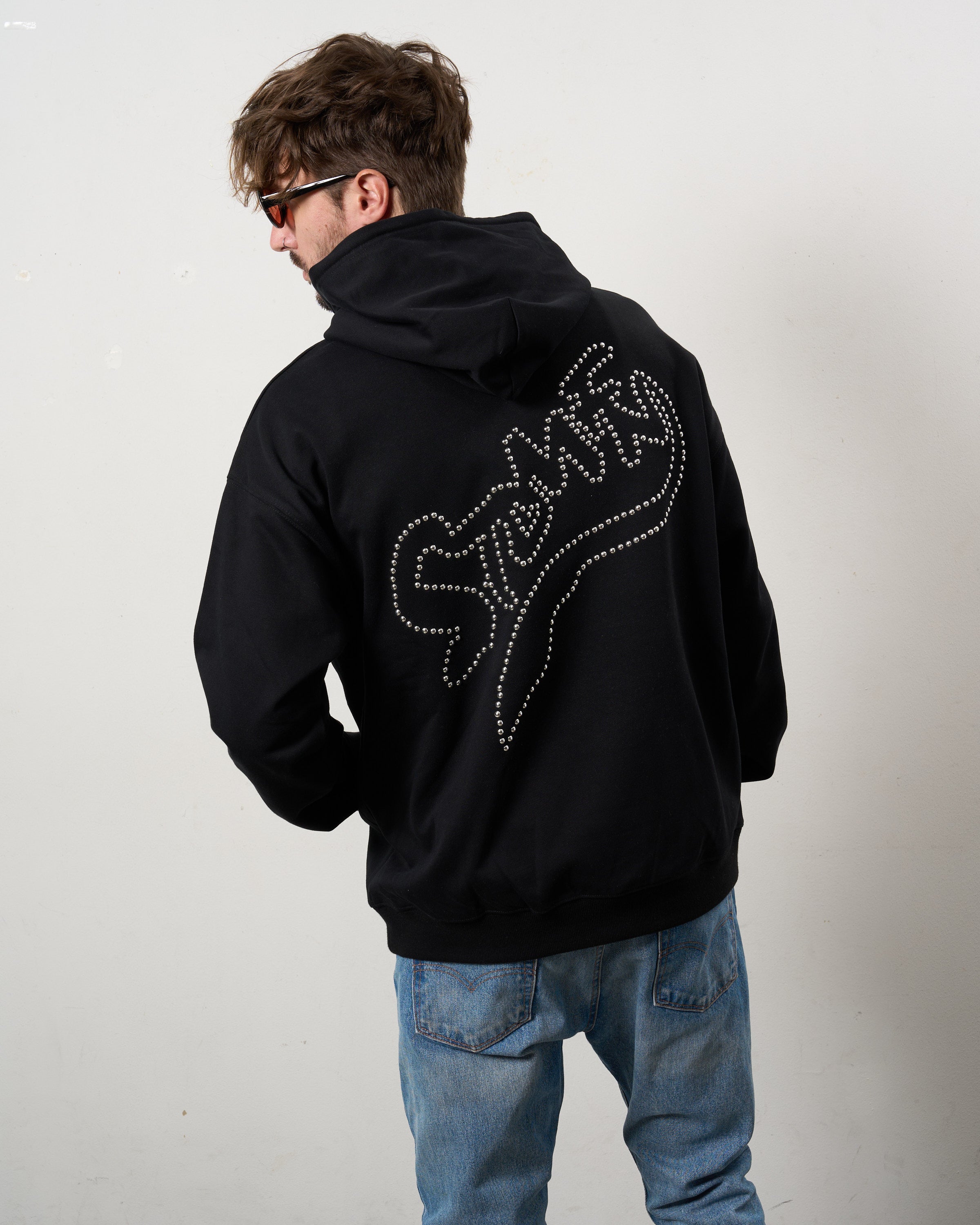 ヘビーウエイト裏毛パイル メタルスタッズウェービーロゴ プルパーカー